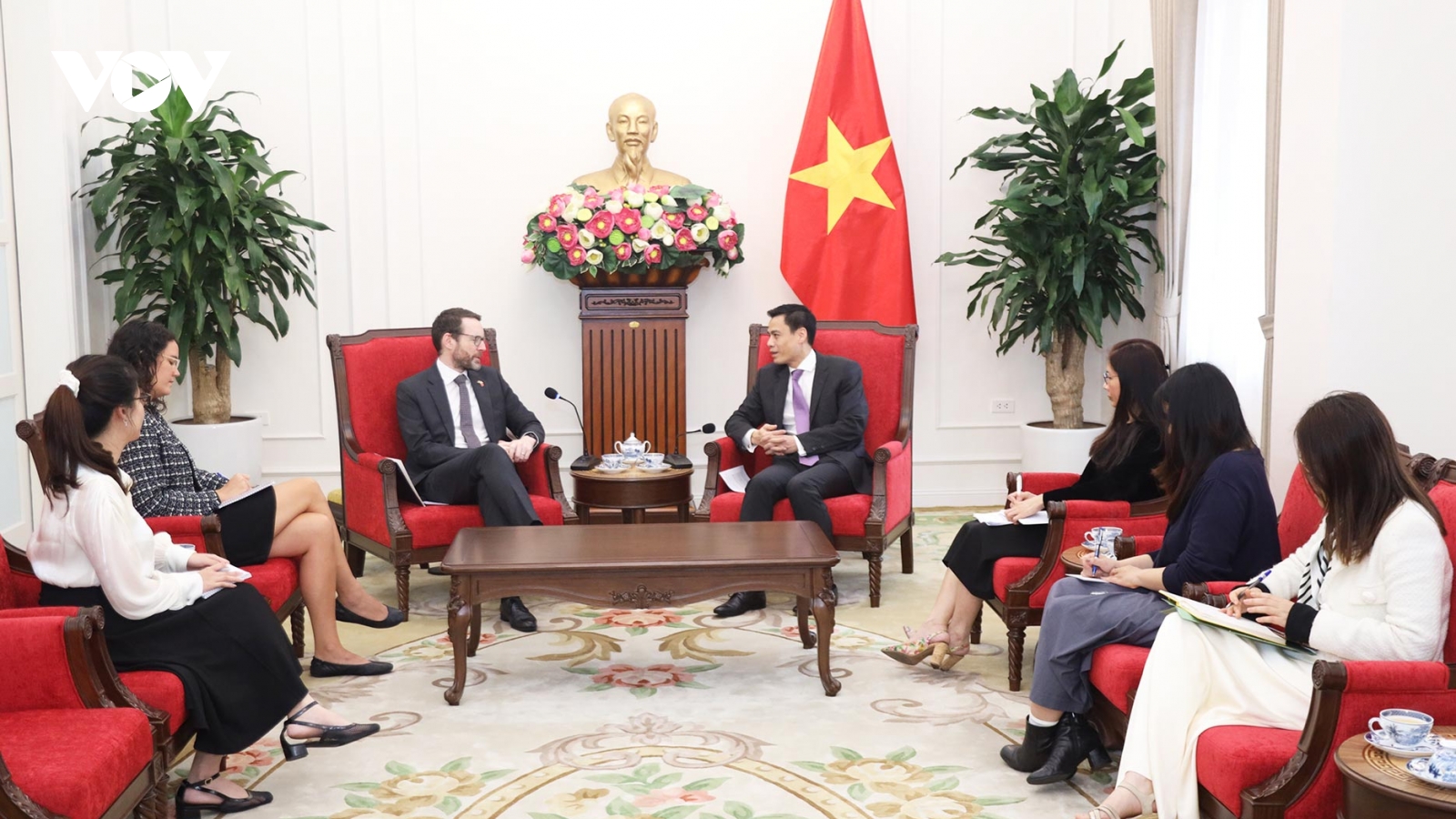 Thứ trưởng Đặng Hoàng Giang tiếp Đại sứ Vương quốc Anh tại Việt Nam Iain Frew