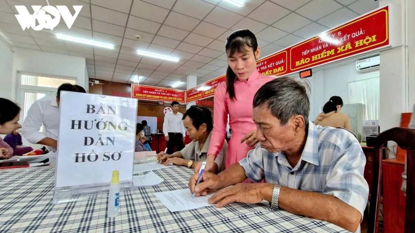 Đẩy mạnh phân cấp, phân quyền thực hiện thủ tục hành chính cho địa phương