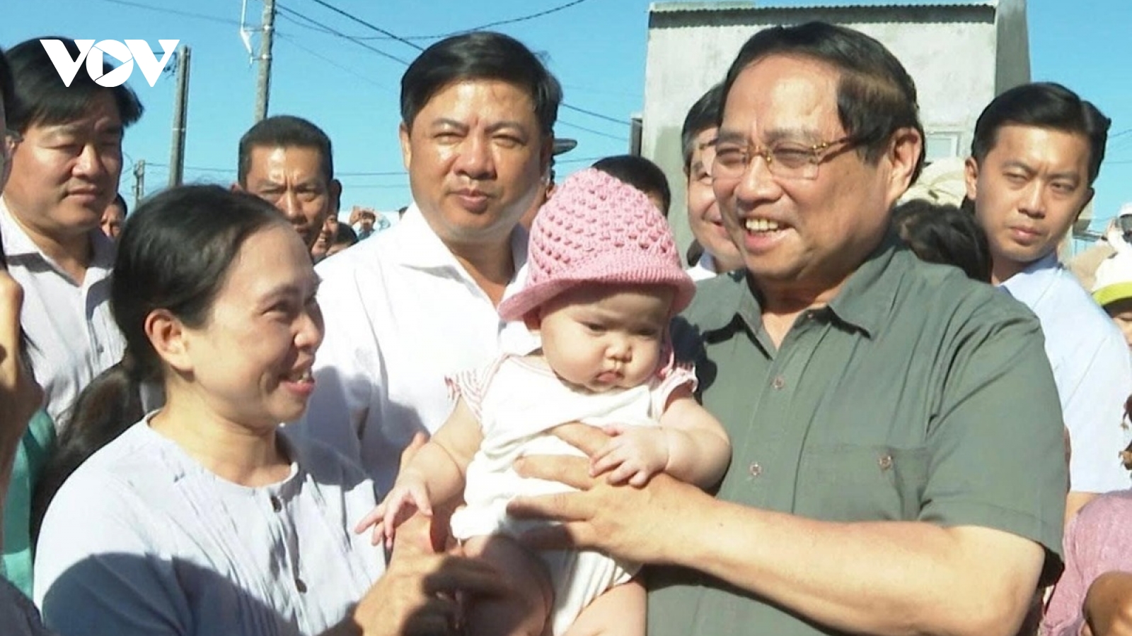 Thủ tướng thăm, tặng quà người dân khu tái định cư thôn Quảng Đức