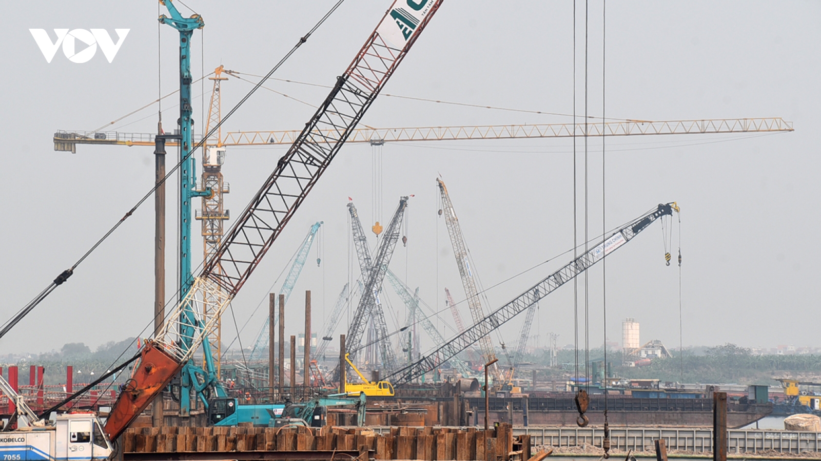 Công trường cầu Hồng Hà thi công xuyên ngày đêm để “vượt lũ” tiểu mãn
