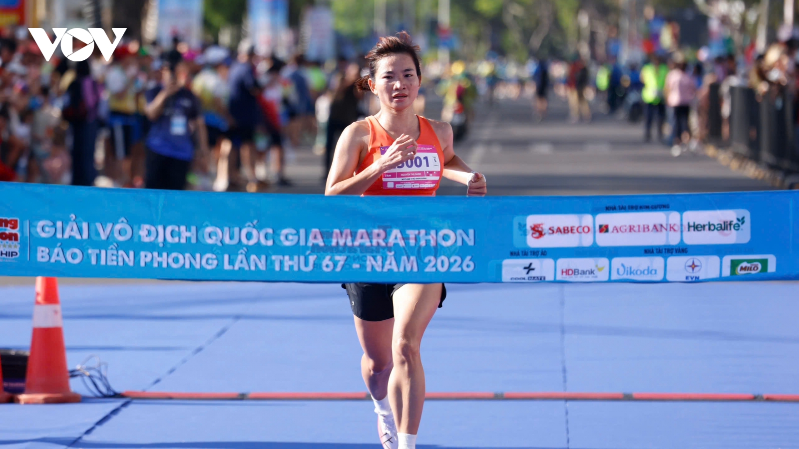 Hoàng Nguyên Thanh và Nguyễn Thị Oanh vô địch ở Tiền Phong Marathon 2026