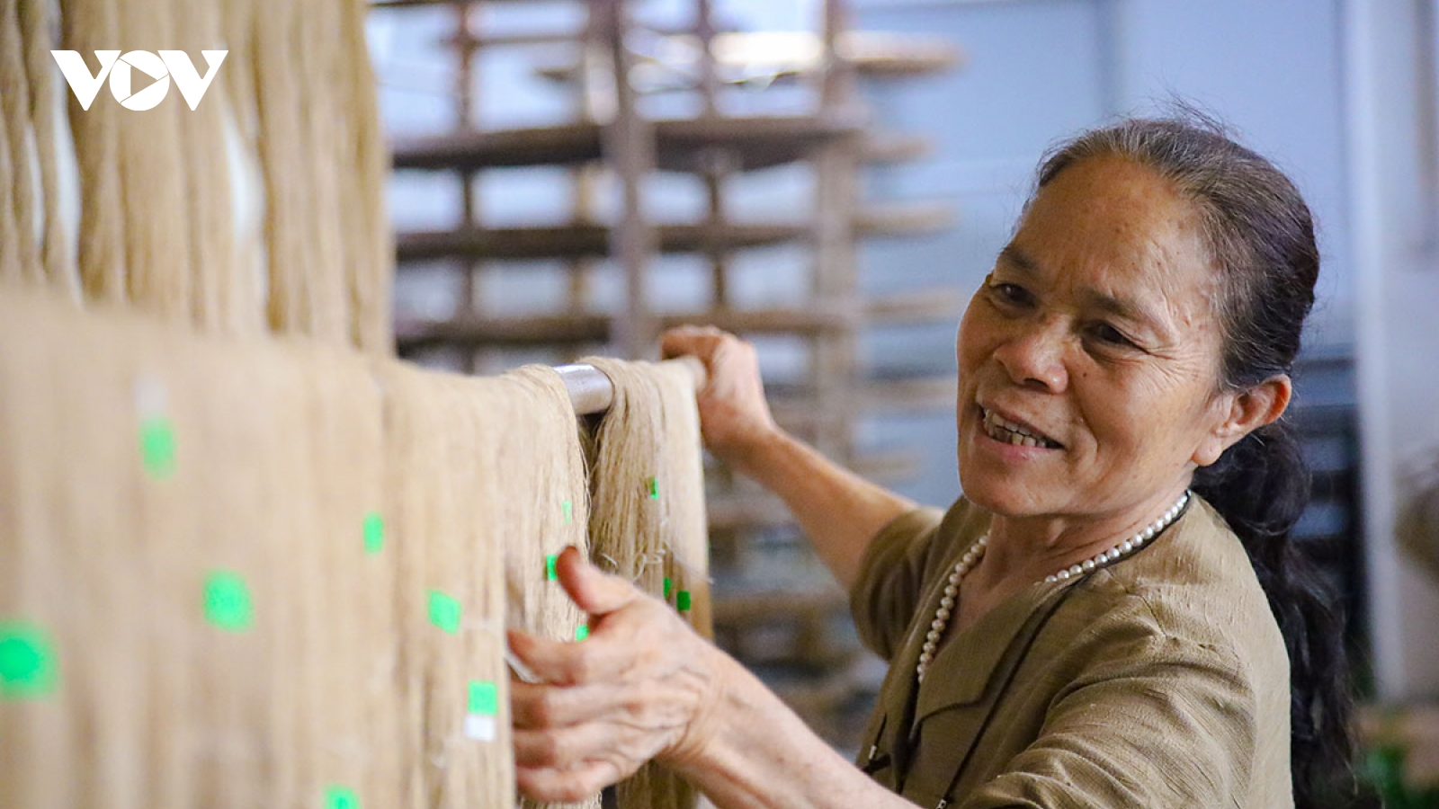 Tơ sen nâng tầm sản phẩm làng nghề dệt lụa Phùng Xá