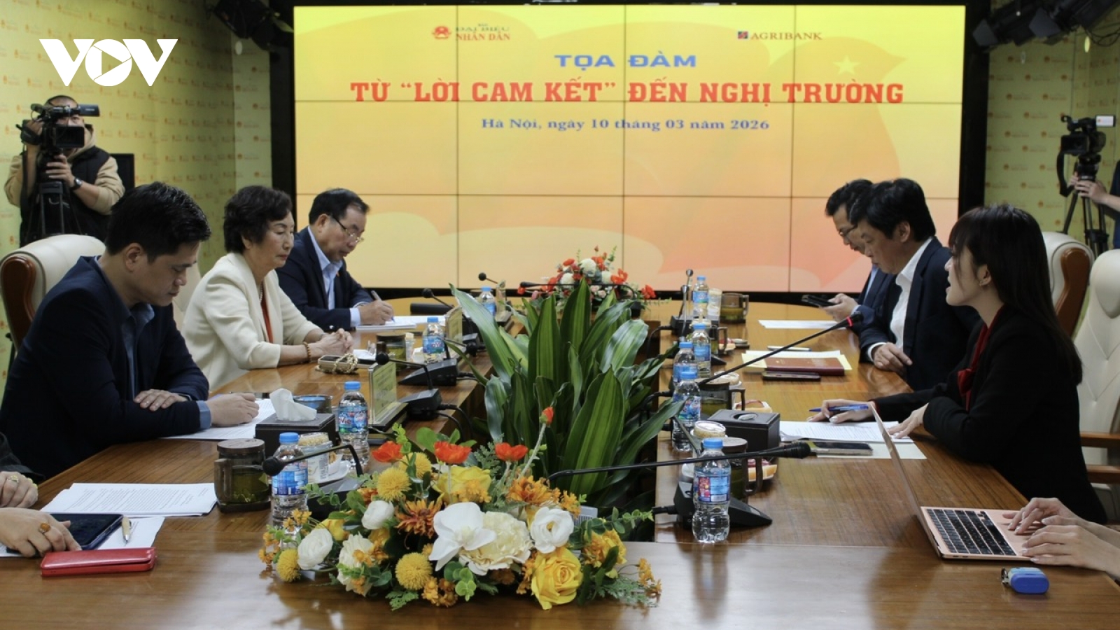 Từ “lời cam kết” đến nghị trường