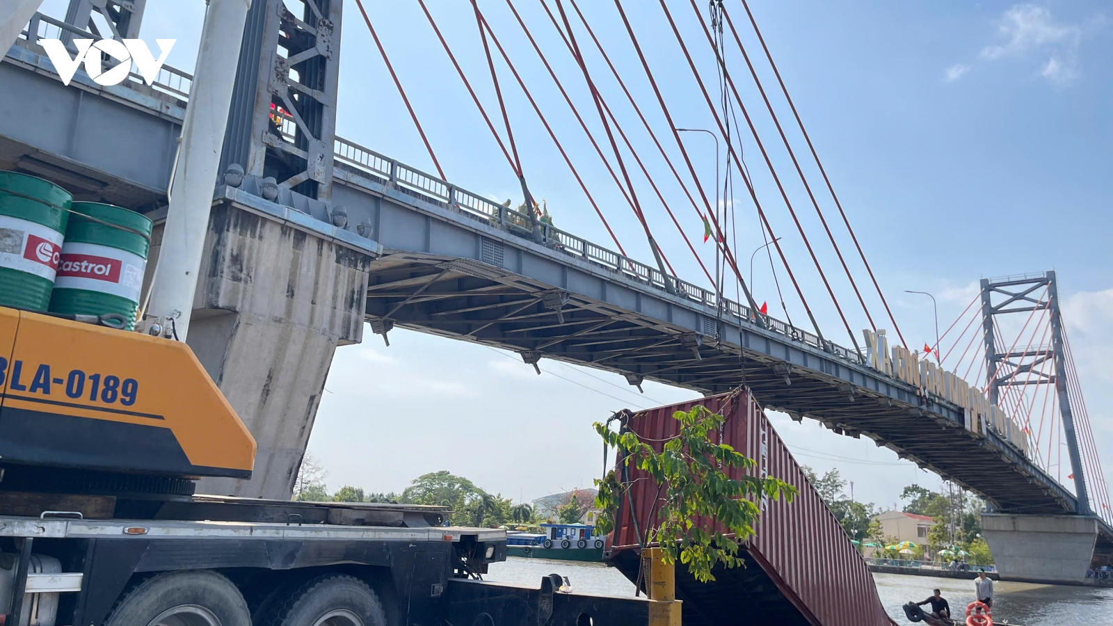 Xử phạt tài xế “tàu khủng” vướng đứt dây điện, rơi container xuống kênh Chợ Gạo