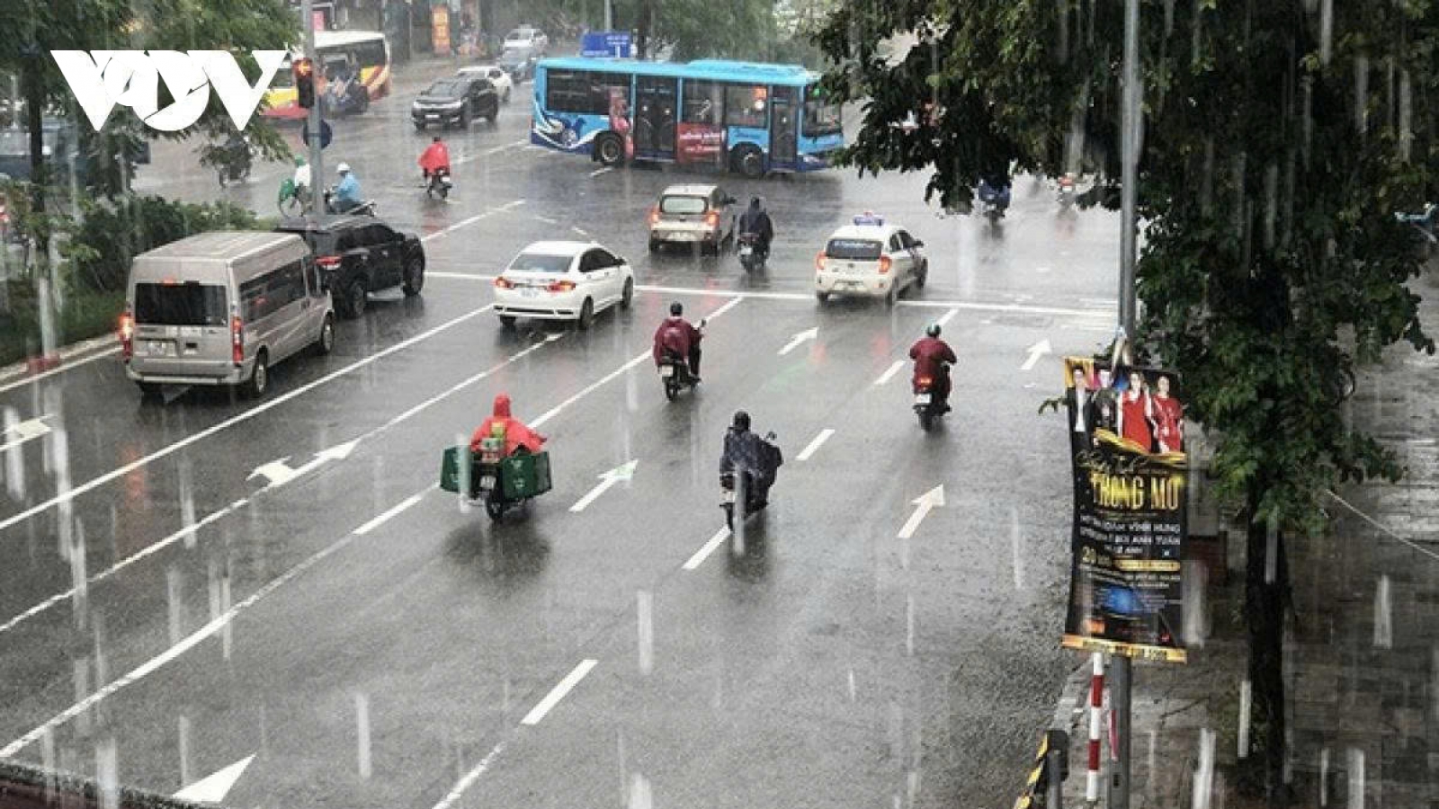 Thời tiết hôm nay 1/4: Miền Bắc mưa dông rải rác, Nam Bộ nắng nóng gia tăng