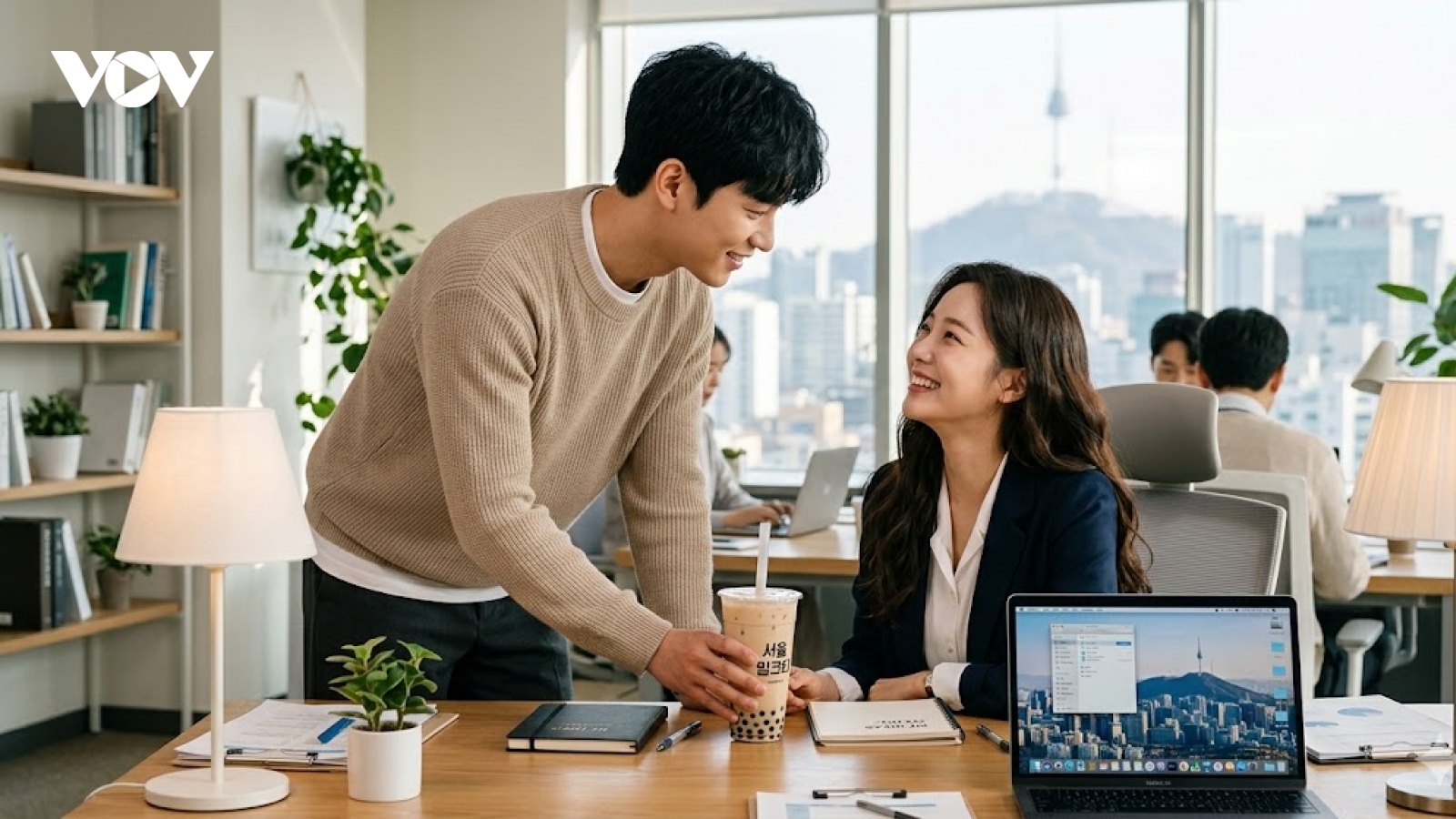 Đồng nghiệp nam thường xuyên thả thính, mời trà sữa nhưng không tỏ tình