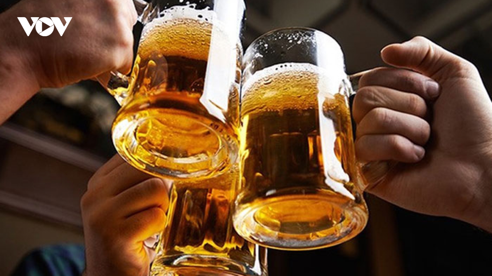 Uống cả chục chai bia vẫn “ổn”, nhưng 2 lít nước lọc lại khó nuốt: Vì sao?