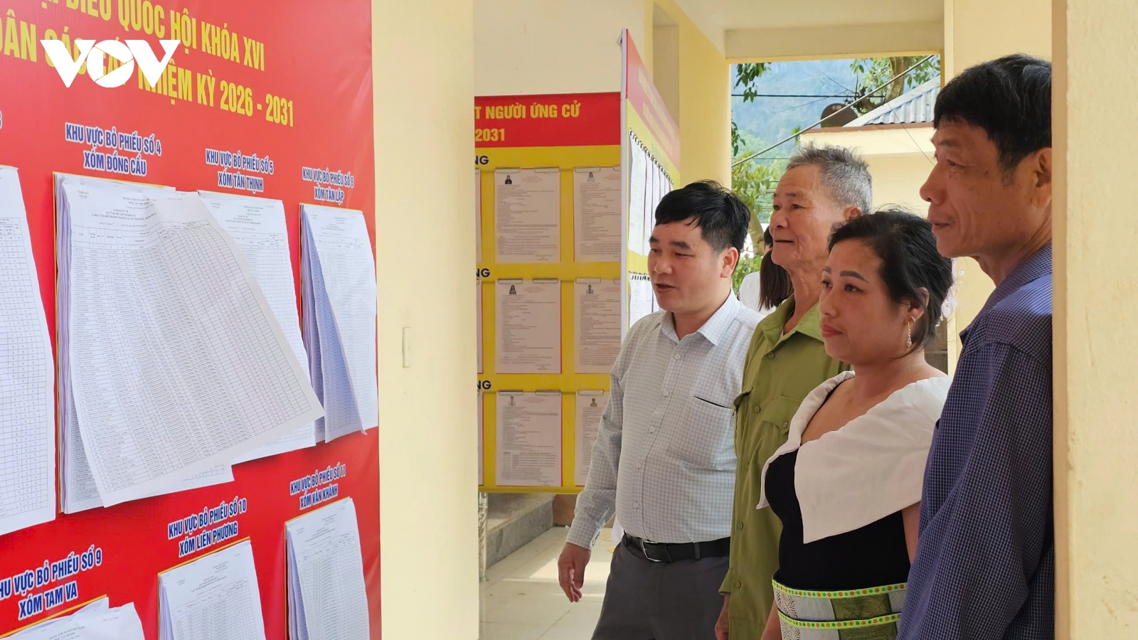 Người uy tín “truyền lửa” bầu cử ở vùng cao Văn Lăng, Thái Nguyên