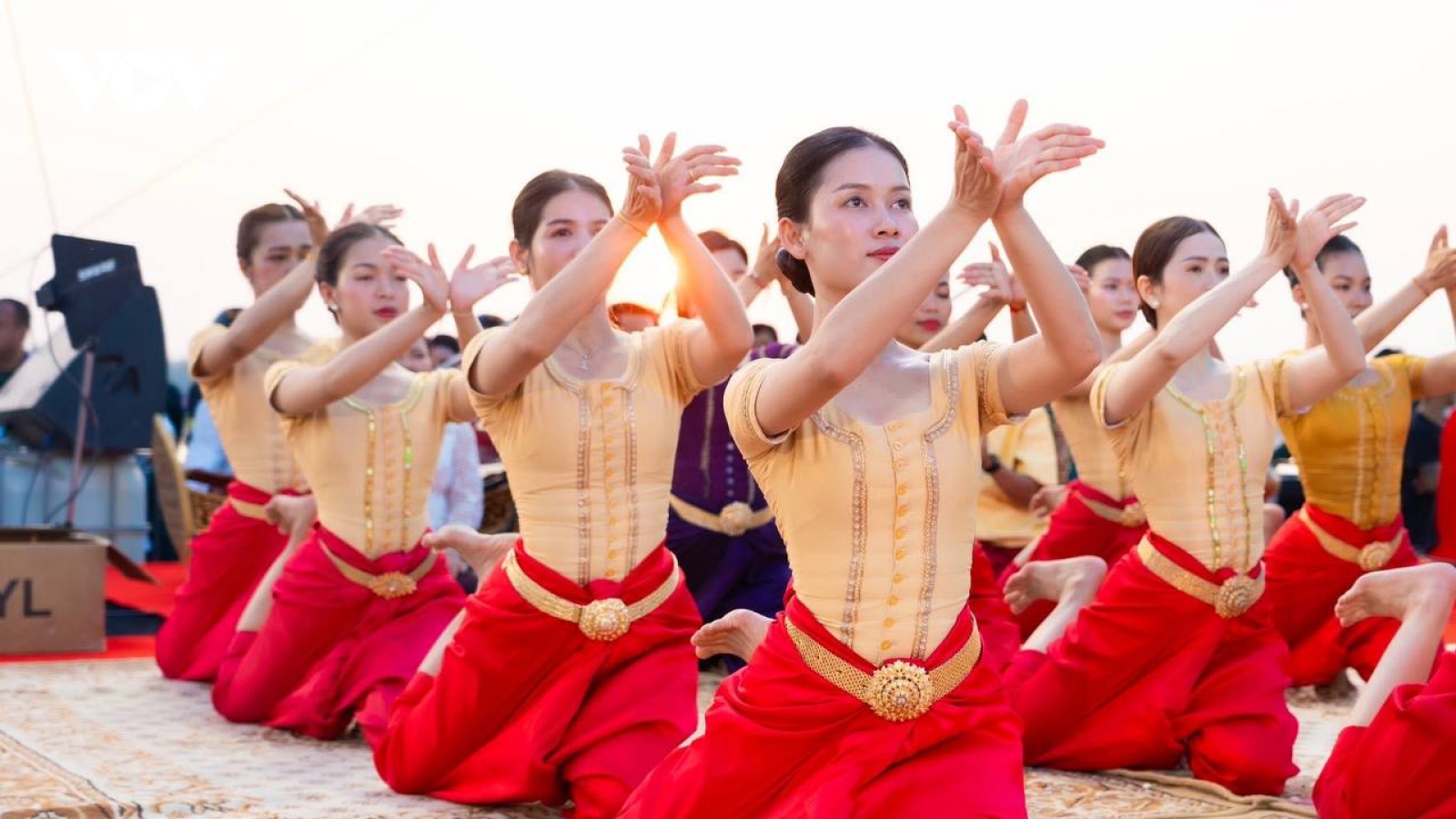 Rộn ràng lễ hội sông Kratie - quê hương của loài cá heo nước ngọt quý hiếm