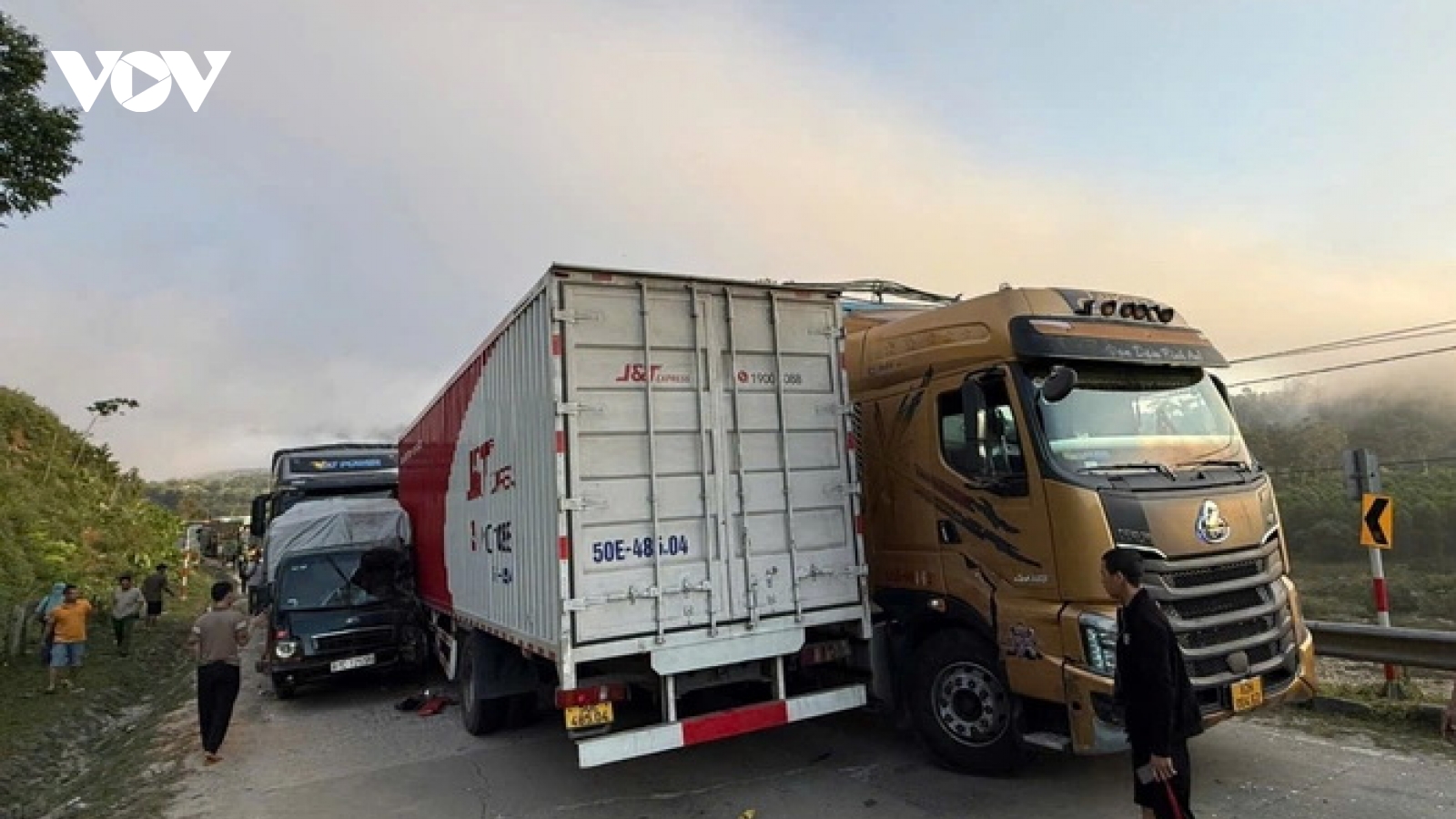 Tai nạn liên hoàn giữa 4 ô tô ở Đà Nẵng