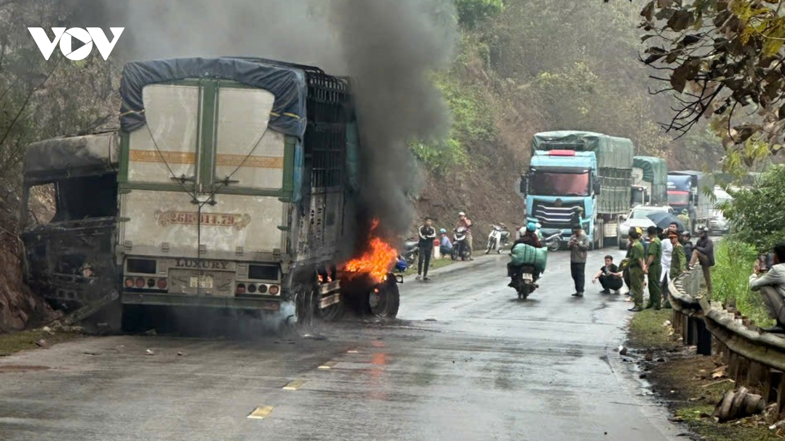 Xe đầu kéo tự gây tai nạn rồi bốc cháy trên Quốc lộ 6