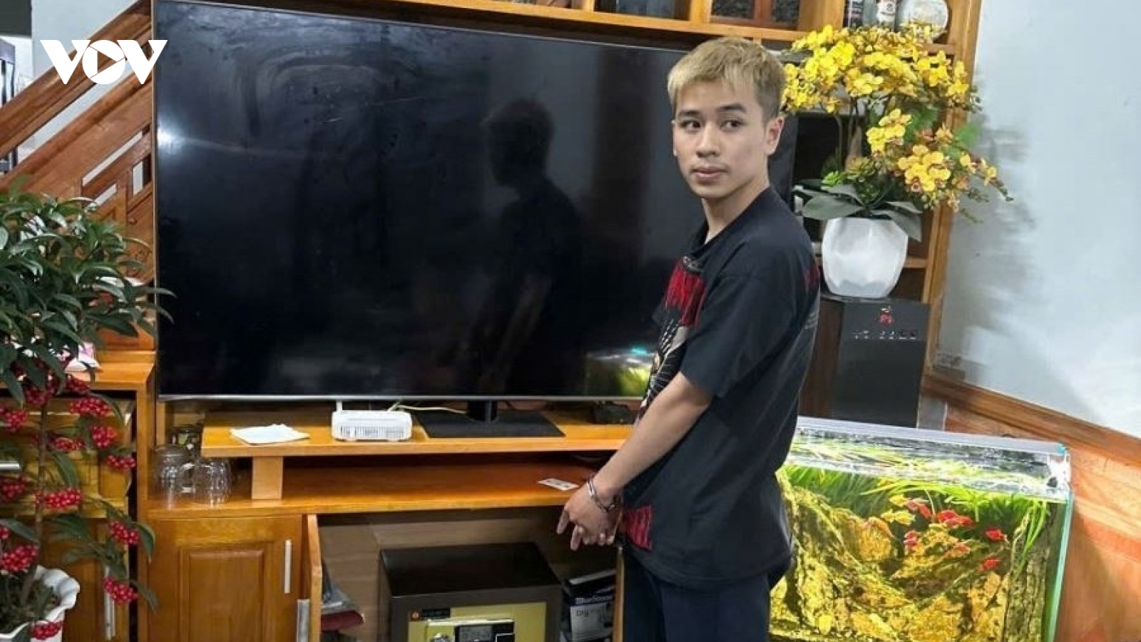 Nam sinh viên trộm 3 cây vàng SJC của người họ hàng, mua iPhone tặng bạn gái