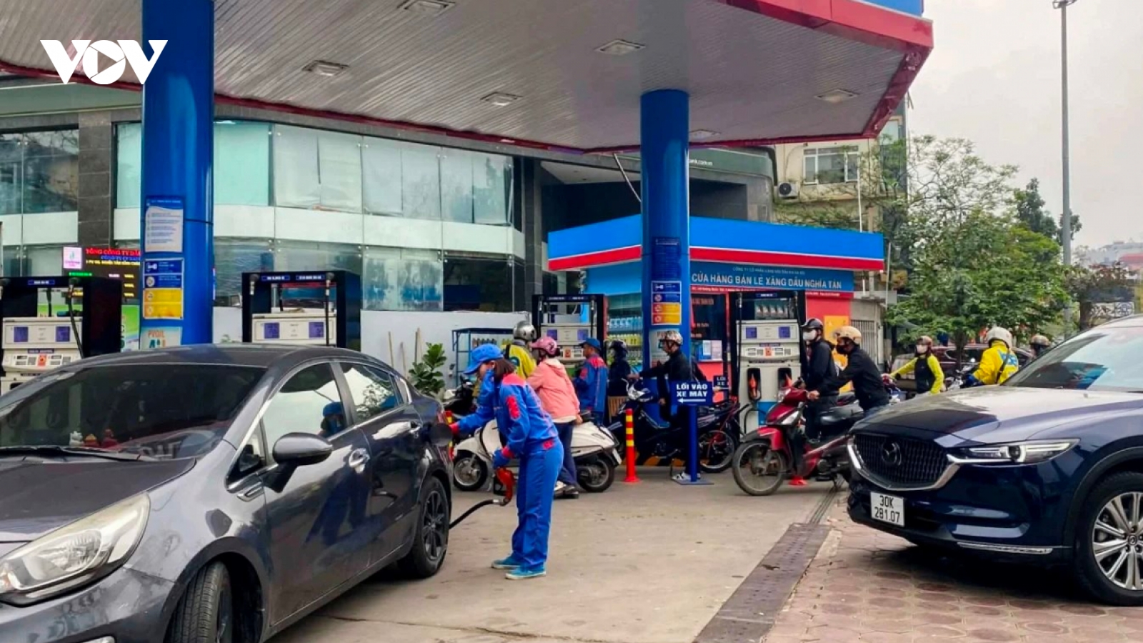 Người dân tìm cách thích ứng khi giá xăng, dầu, gas đồng loạt tăng mạnh