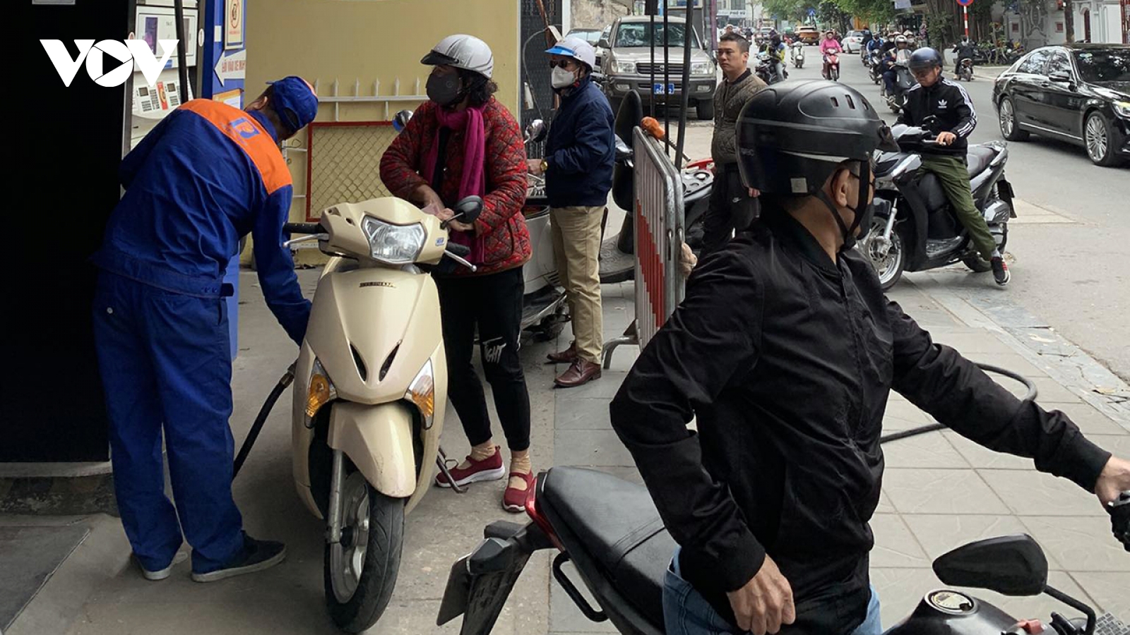 Đề xuất tạm ứng tới 5.000 đồng/lít bình ổn xăng dầu từ nguồn ngân sách