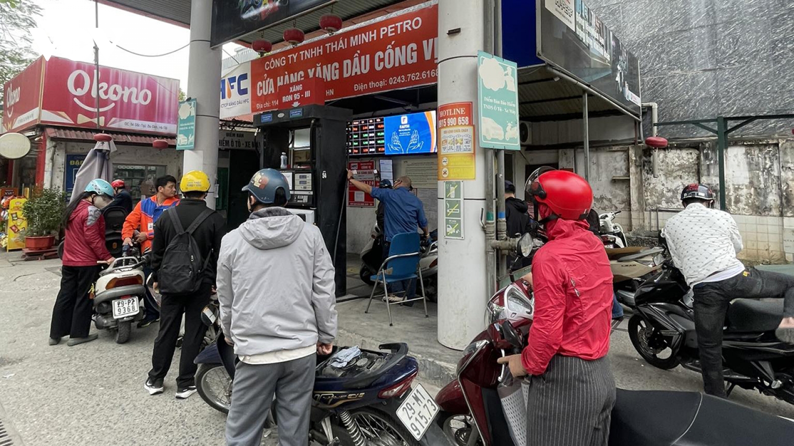 Giá xăng dầu trong nước tiếp tục giữ nguyên theo giá bán ngày 12/3