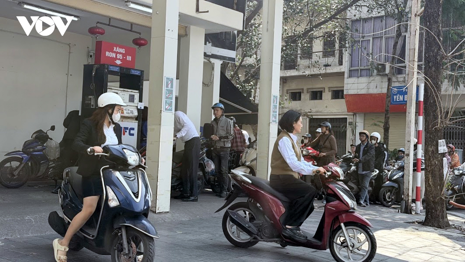 Giá xăng dầu mới nhất: Đồng loạt tăng mạnh, RON95-III lên 30.690 đồng/lít