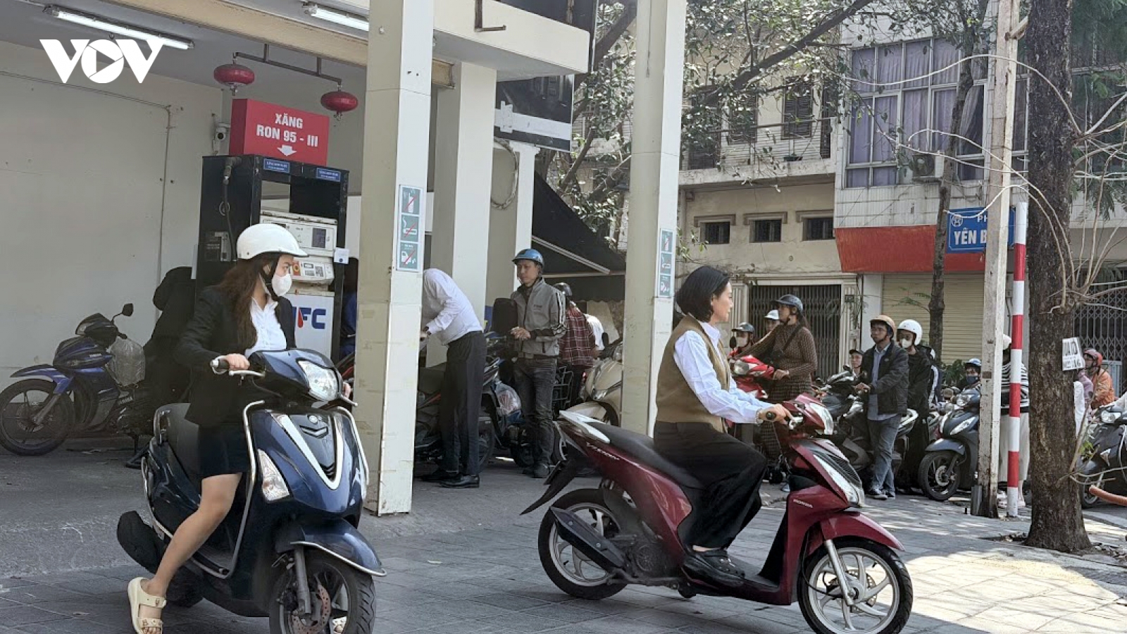 Giá xăng dầu mới nhất: Đồng loạt tăng mạnh, RON95-III lên 30.690 đồng/lít
