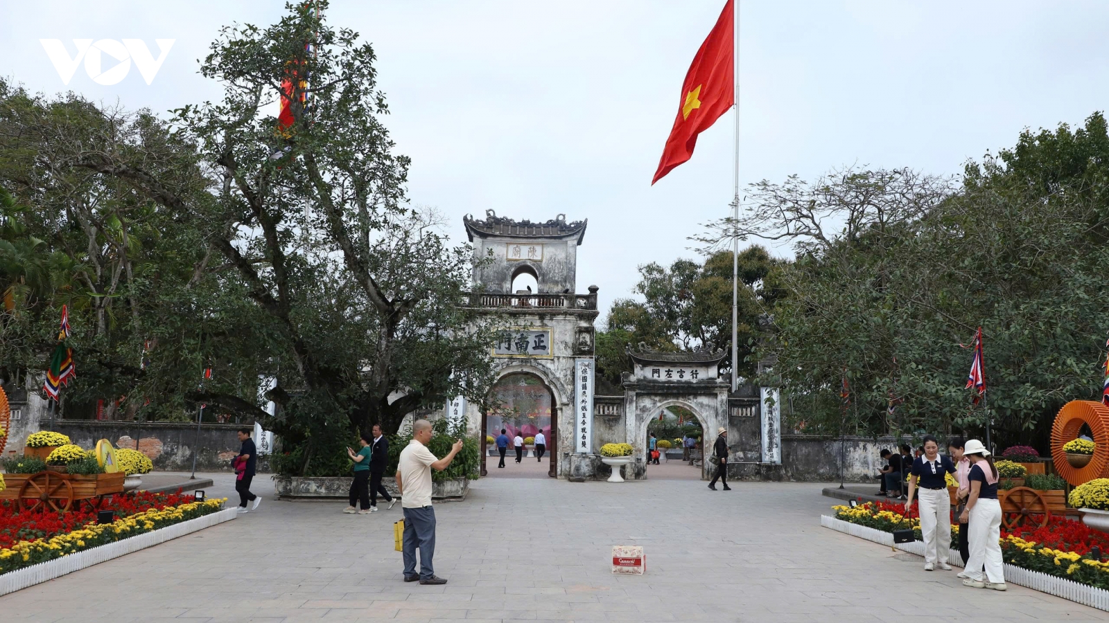 Dòng người nô nức về đền Trần chờ đêm khai ấn linh thiêng