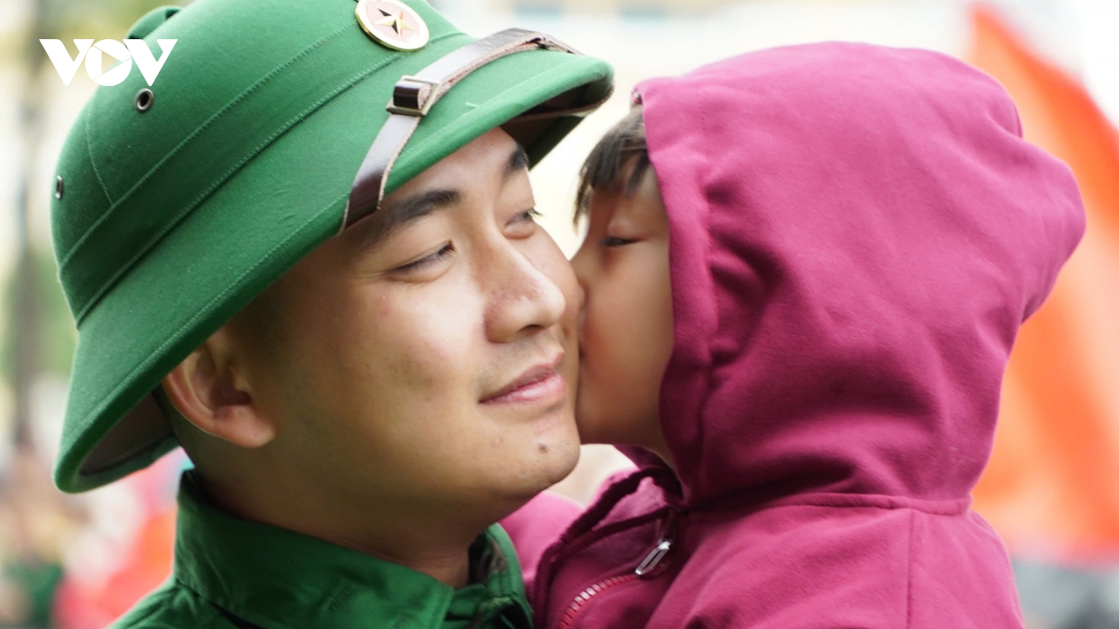 Hai tân binh “đặc biệt” gác hạnh phúc riêng, viết đơn tình nguyện nhập ngũ