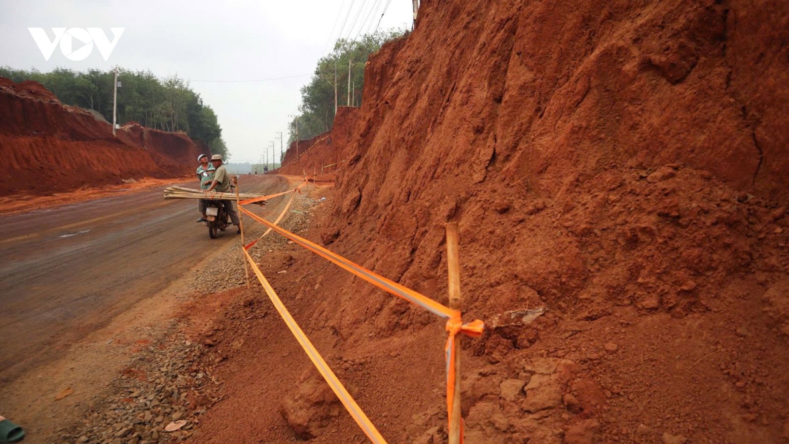 Tạm dừng thi công đoạn ĐT.753 có nhà dân bị "treo" trên vách đất ở Đồng Nai