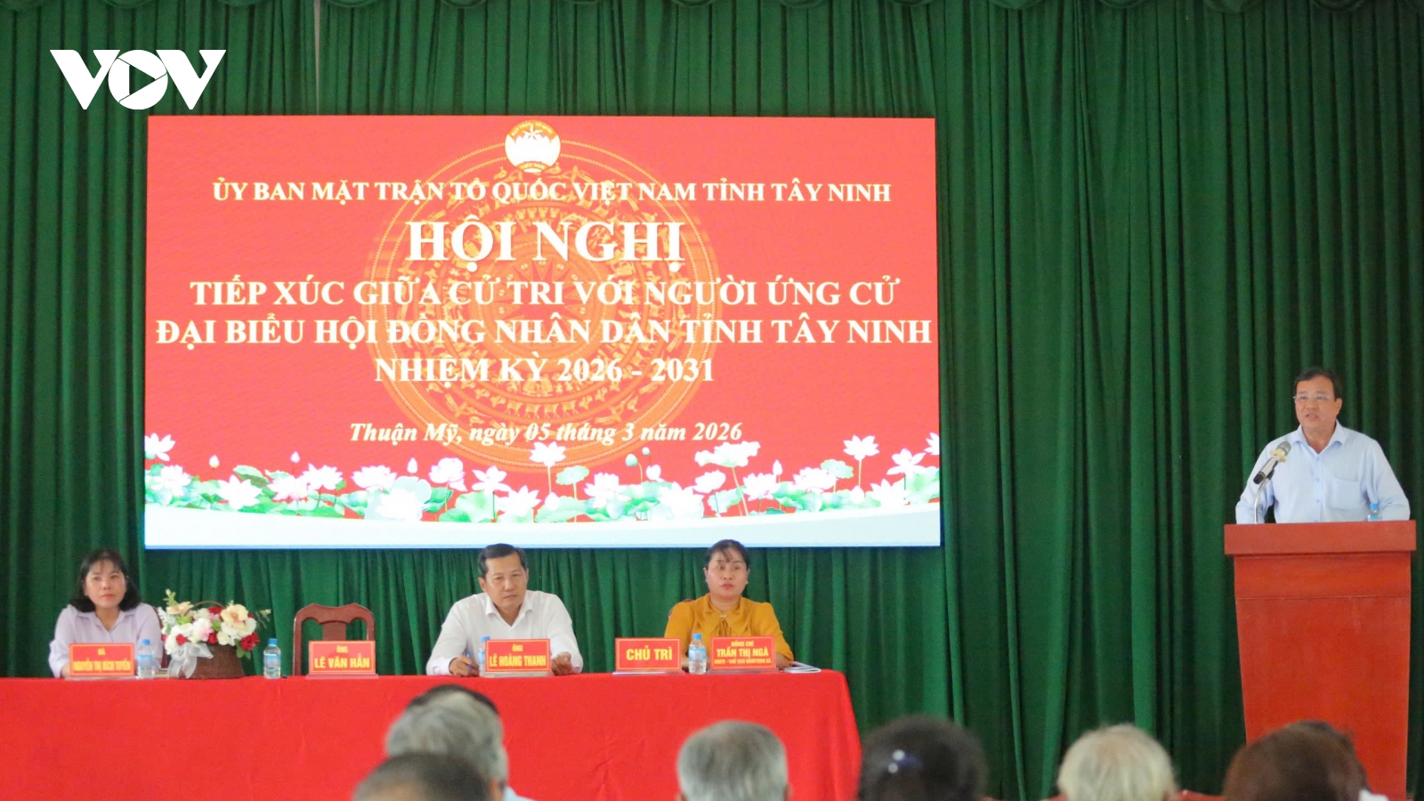 Chủ tịch tỉnh Tây Ninh Lê Văn Hẳn trao đổi kiến nghị của cử tri