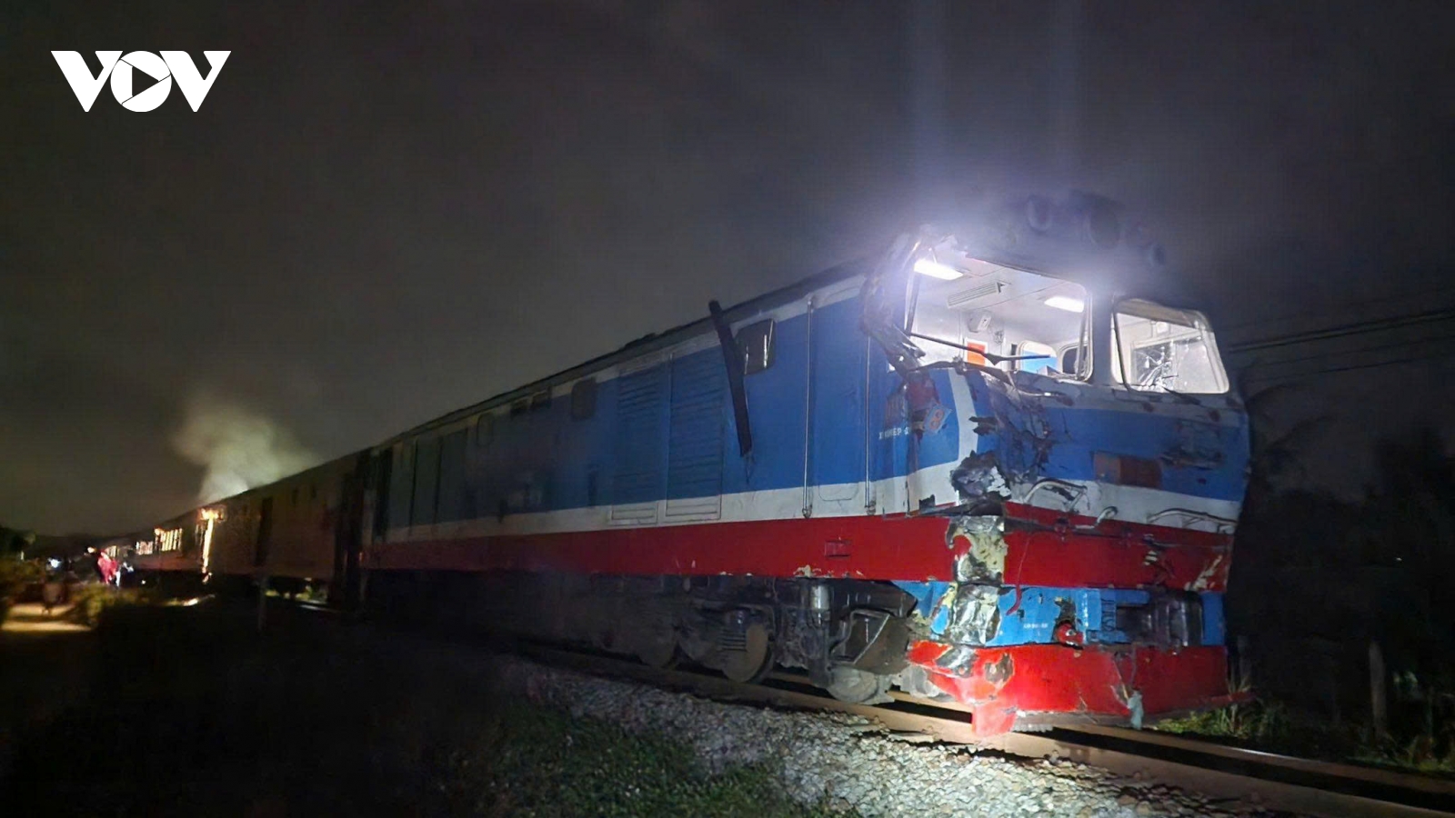 Tàu SE8 va chạm xe tải ở Quảng Ngãi, hai tài xế bị thương