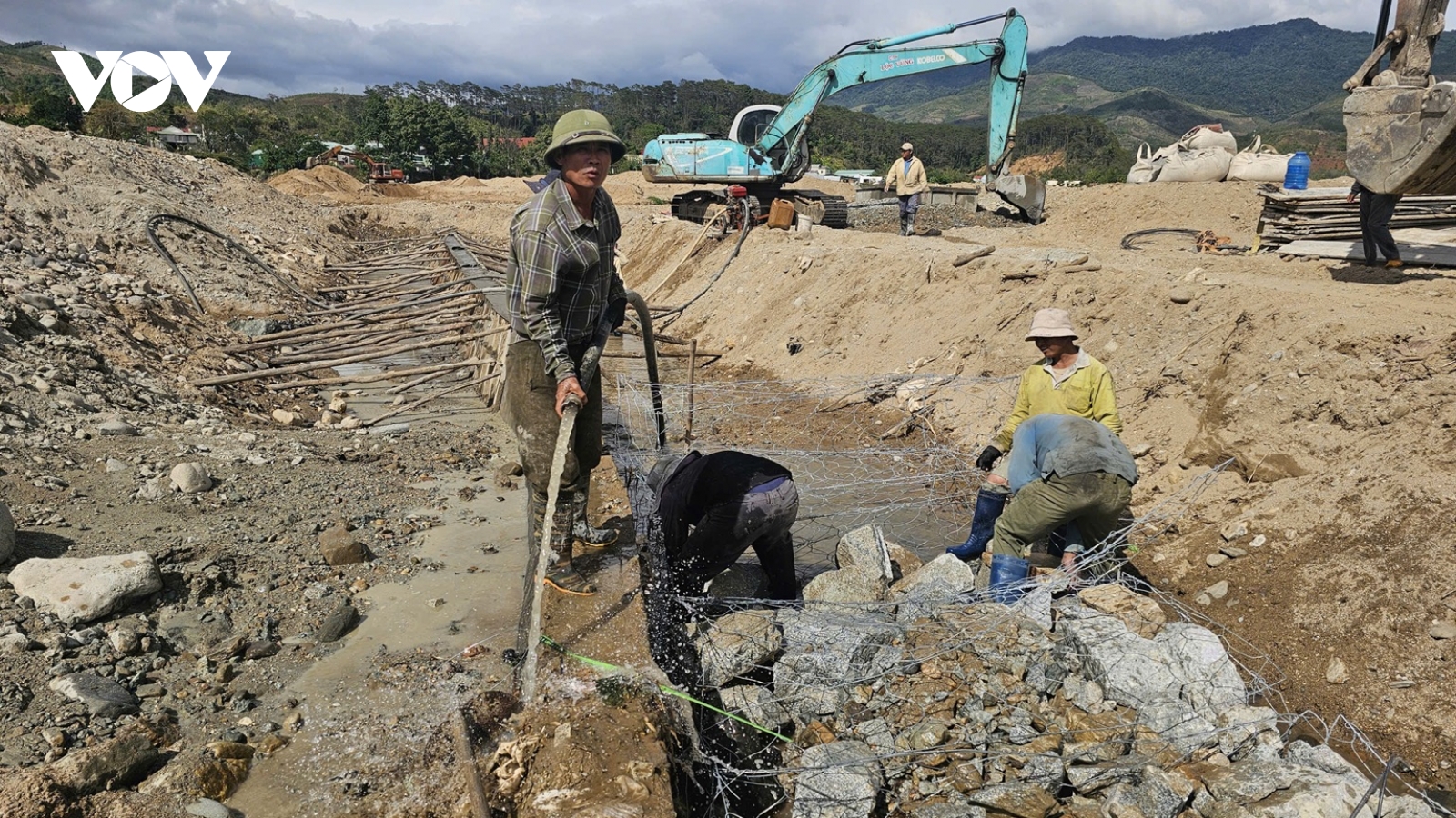 Quảng Ngãi khẩn trương xây dựng kè chống sạt lở sông Pô Kô