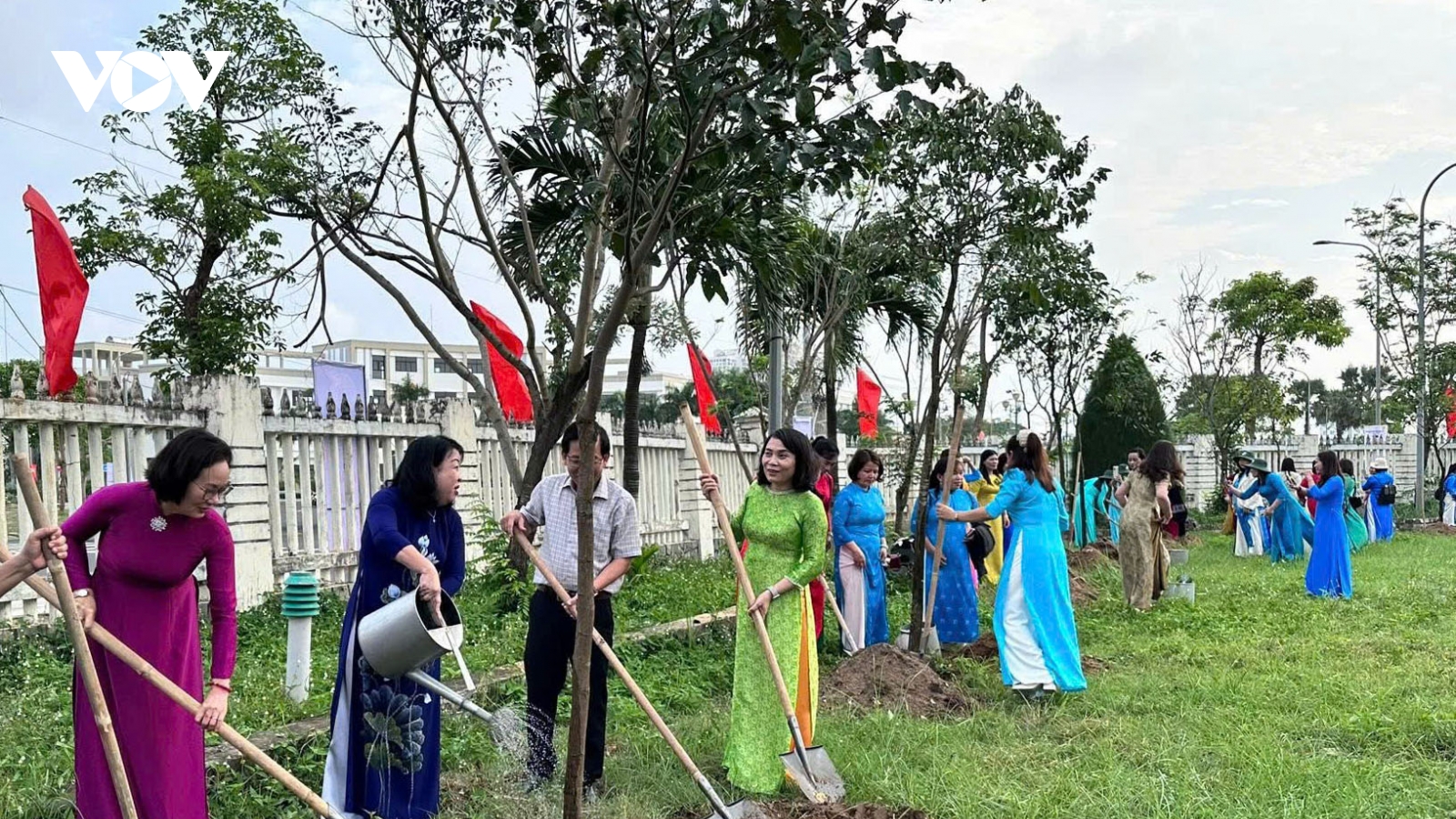 Phụ nữ Đắk Lắk trồng 300 cây sao đen bảo vệ môi trường