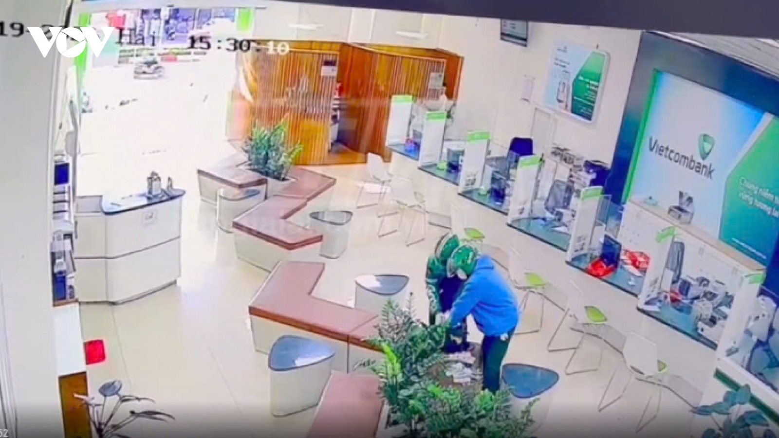Cần tìm người mua, bán vàng liên quan đến 2 đối tượng cướp ngân hàng ở Gia Lai