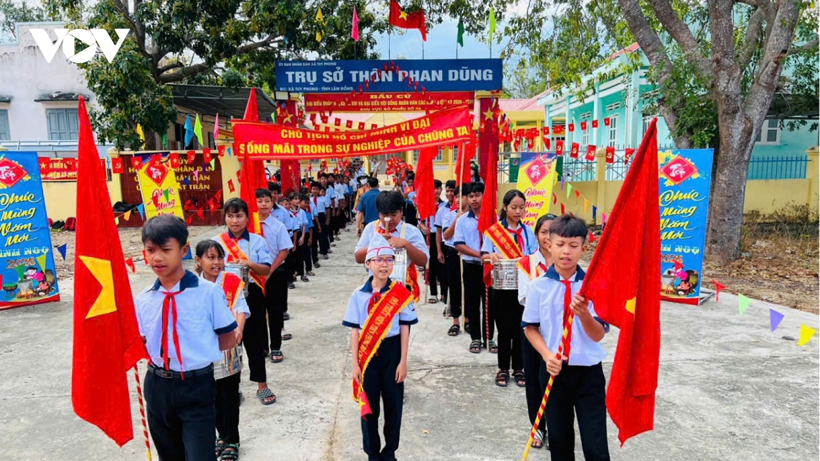 Hàng trăm học sinh miền núi Lâm Đồng diễu hành cổ động ngày bầu cử