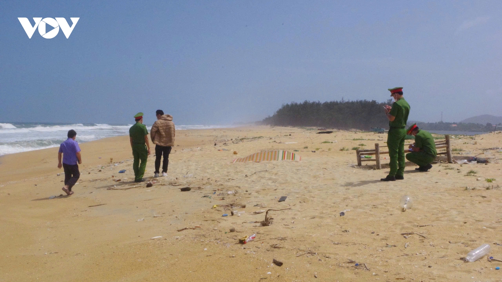 Phát hiện 2 thi thể trôi dạt vào bờ biển Quảng Ngãi