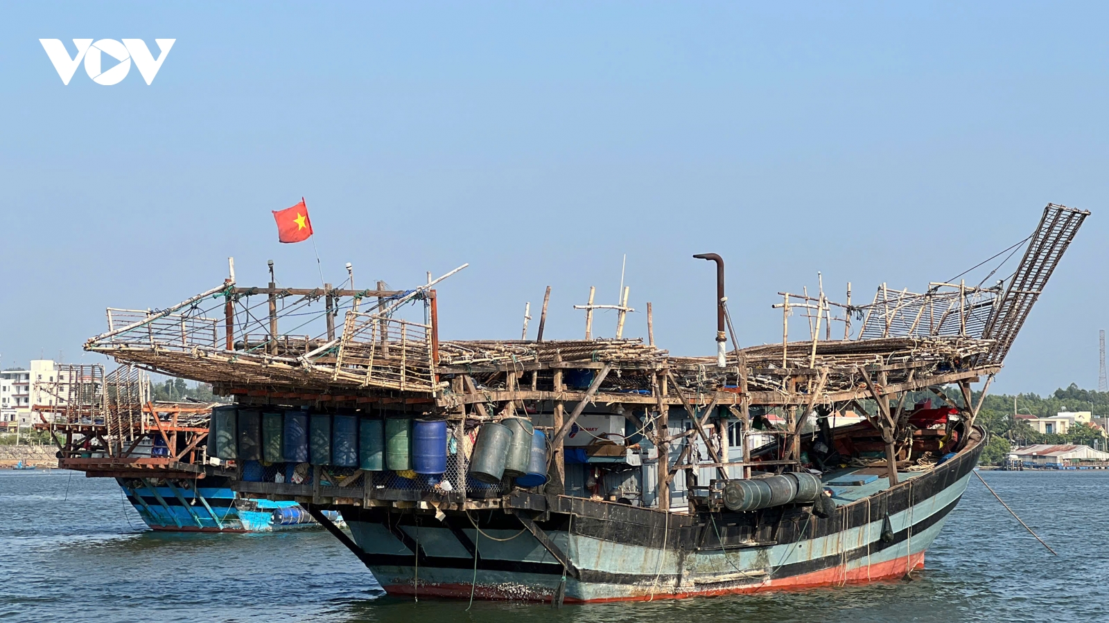Tàu Hải quân lên đường cứu nạn tàu cá cùng 36 ngư dân Quảng Ngãi gặp nạn trên biển