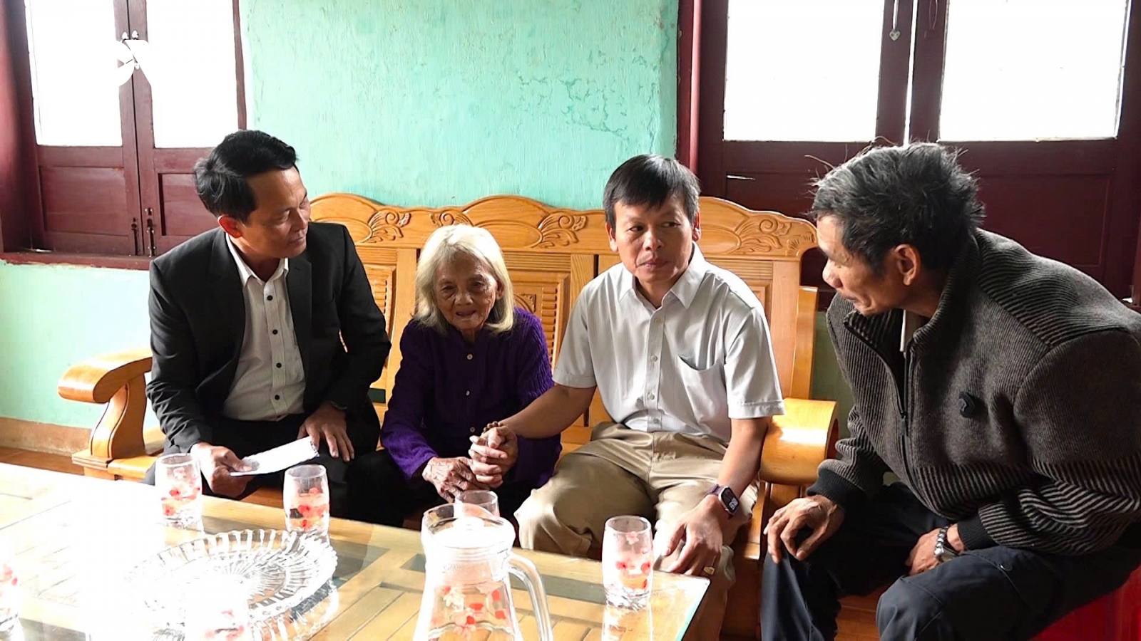 Mang thùng phiếu đến nhà Mẹ Việt Nam Anh hùng để cử tri bỏ phiếu