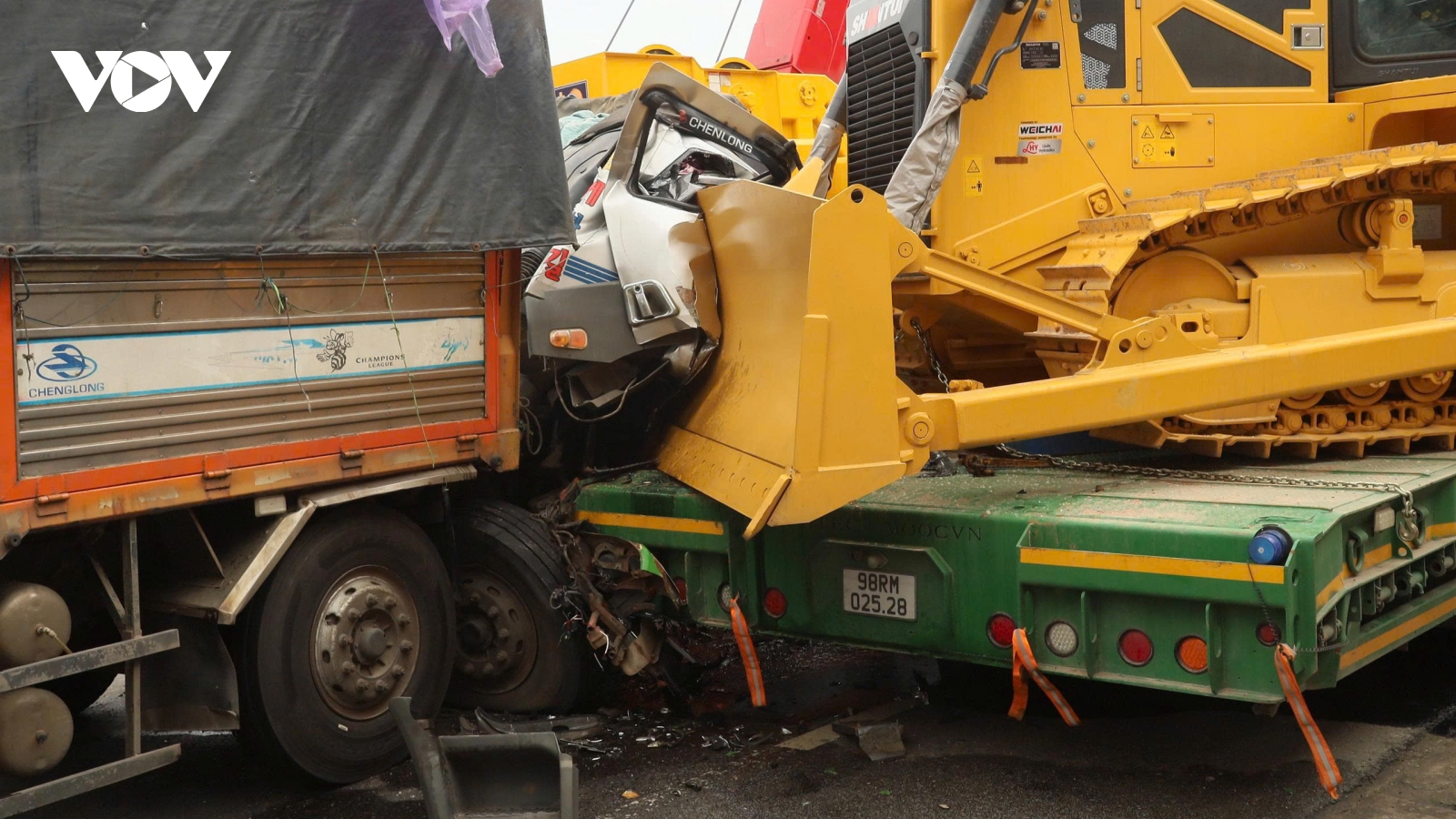 Xe tải tông vào đuôi xe đầu kéo dừng bên đường, 1 người tử vong