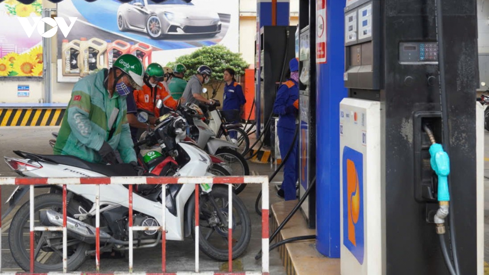 Giá xăng đột ngột quay đầu giảm mạnh, vẫn còn những nỗi lo