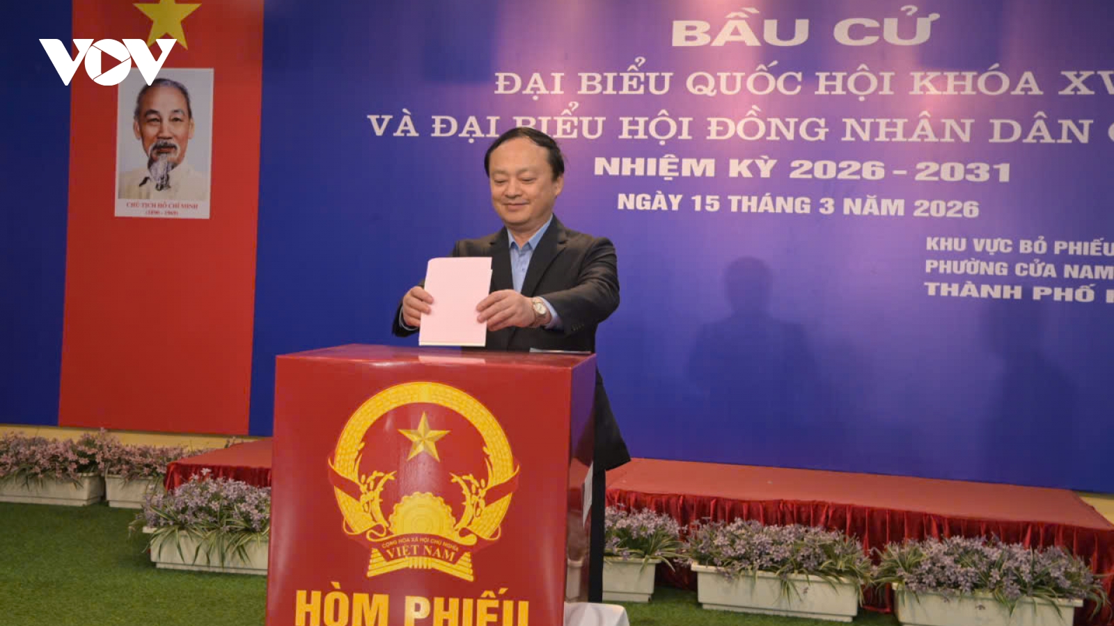 Tổng Giám đốc VOV Đỗ Tiến Sỹ cùng cử tri Hà Nội đi bỏ phiếu tại phường Cửa Nam