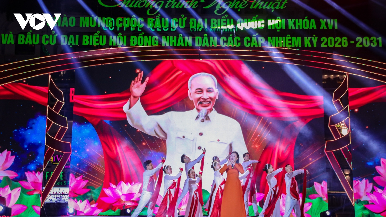 Lung linh đêm nghệ thuật “Ngày hội non sông” tại quảng trường Đông Kinh Nghĩa Thục