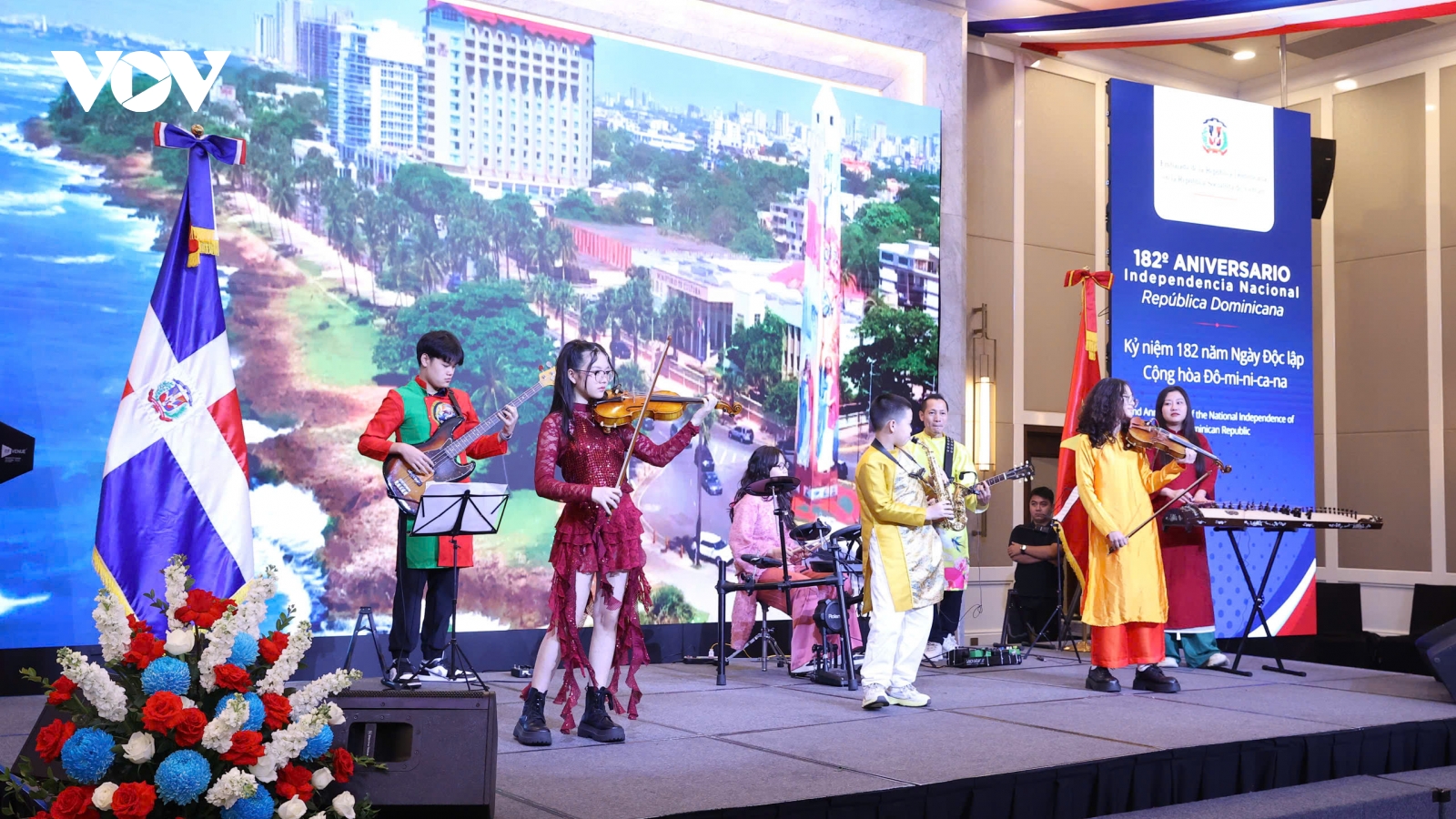 Học sinh Việt Nam làm “cầu nối” văn hóa tại lễ kỷ niệm Quốc khánh Cộng hòa Dominica