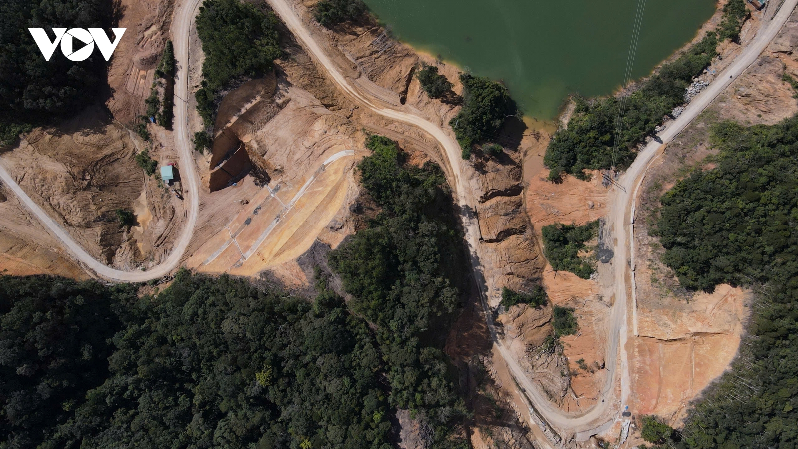 Nâng cấp Tỉnh lộ 676 chậm tiến độ, cuộc sống người dân gặp khó khăn