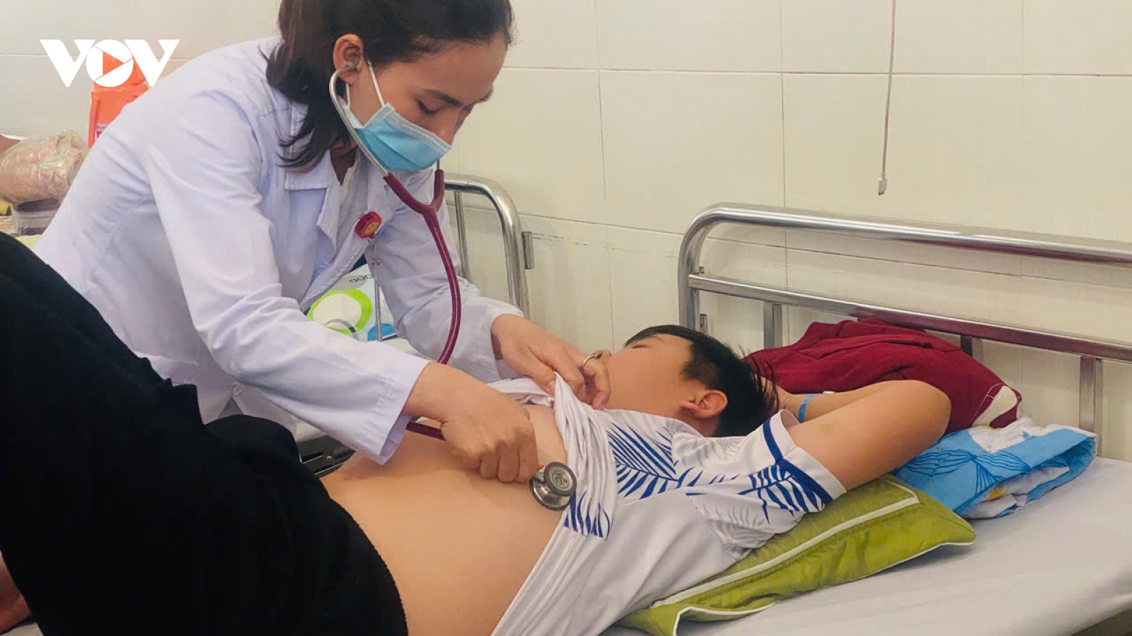 Kiểm tra điểm bán bánh mì trong vụ nghi ngộ độc thực phẩm ở Quảng Ngãi