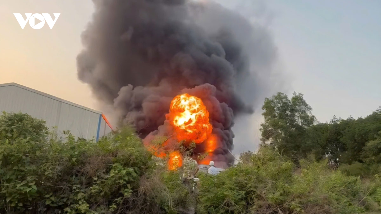 Cháy lớn kèm tiếng nổ tại nhà xưởng công ty ở TP.HCM