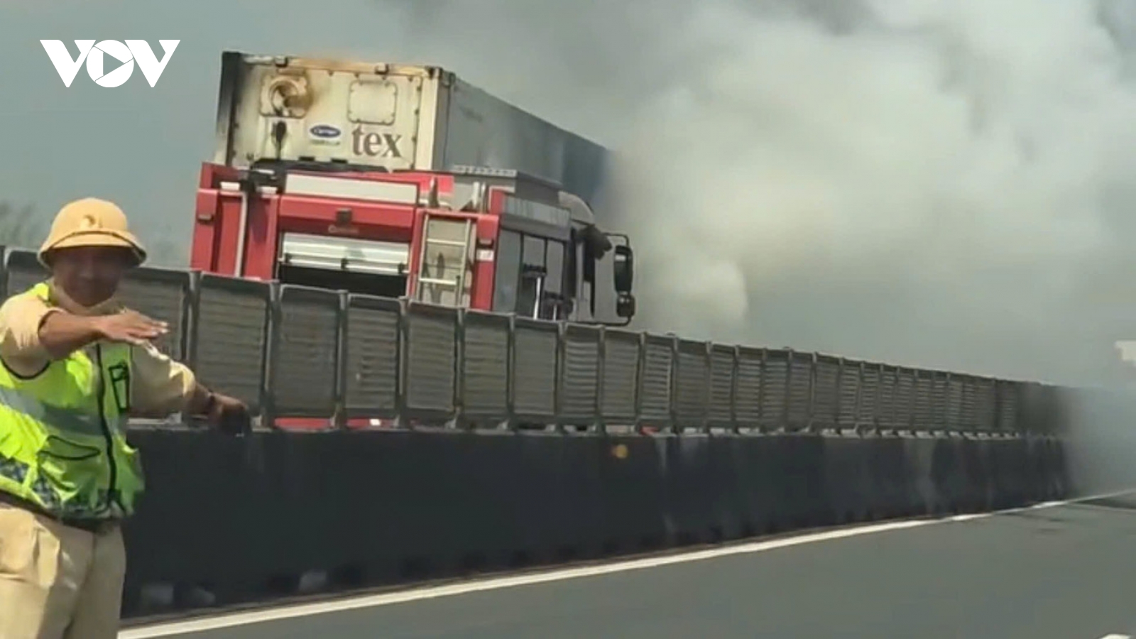 Xe đầu kéo cháy trên cao tốc Trung Lương - Mỹ Thuận