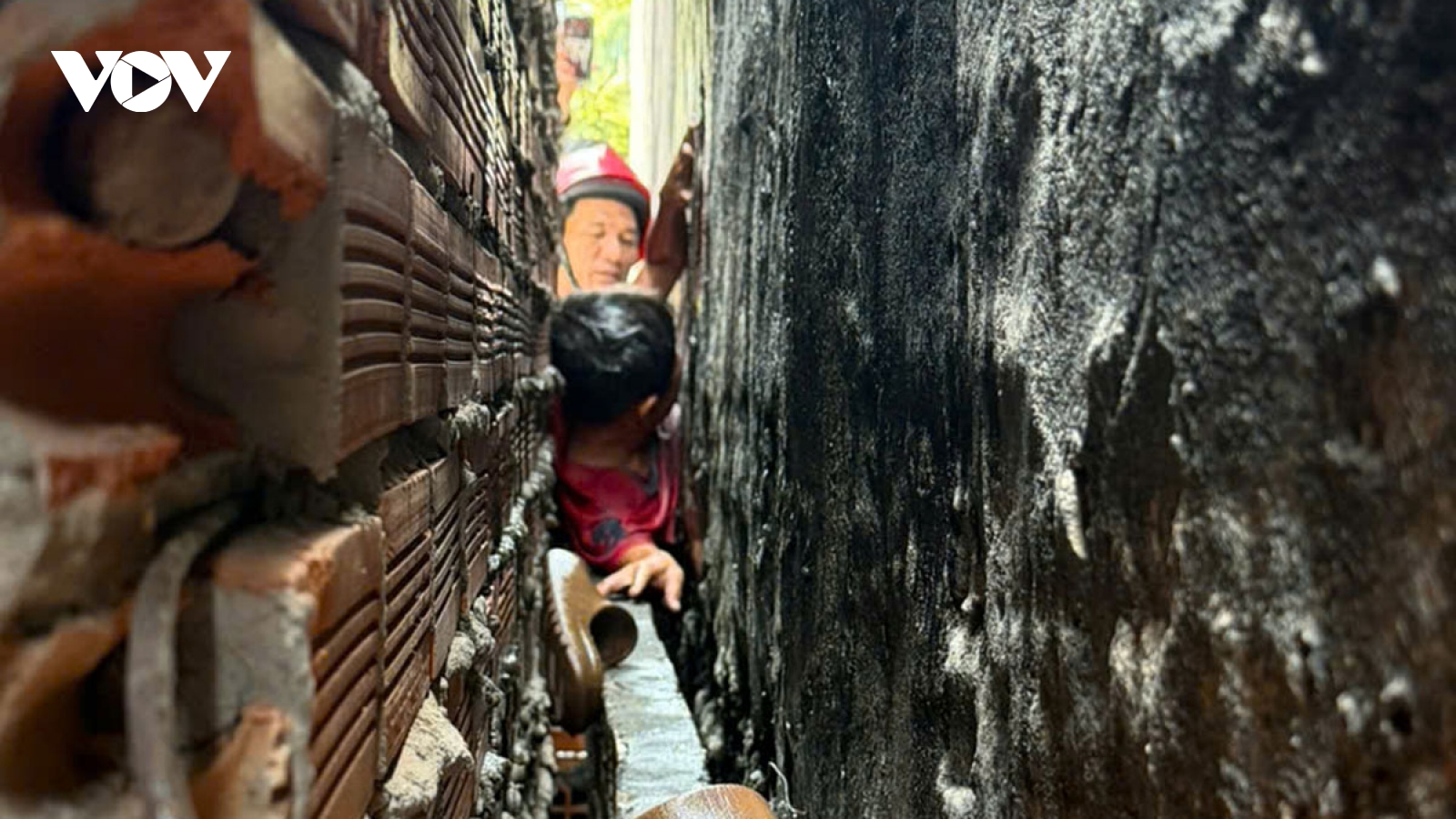 20 phút nghẹt thở giải cứu bé trai 9 tuổi kẹt giữa hai khe tường