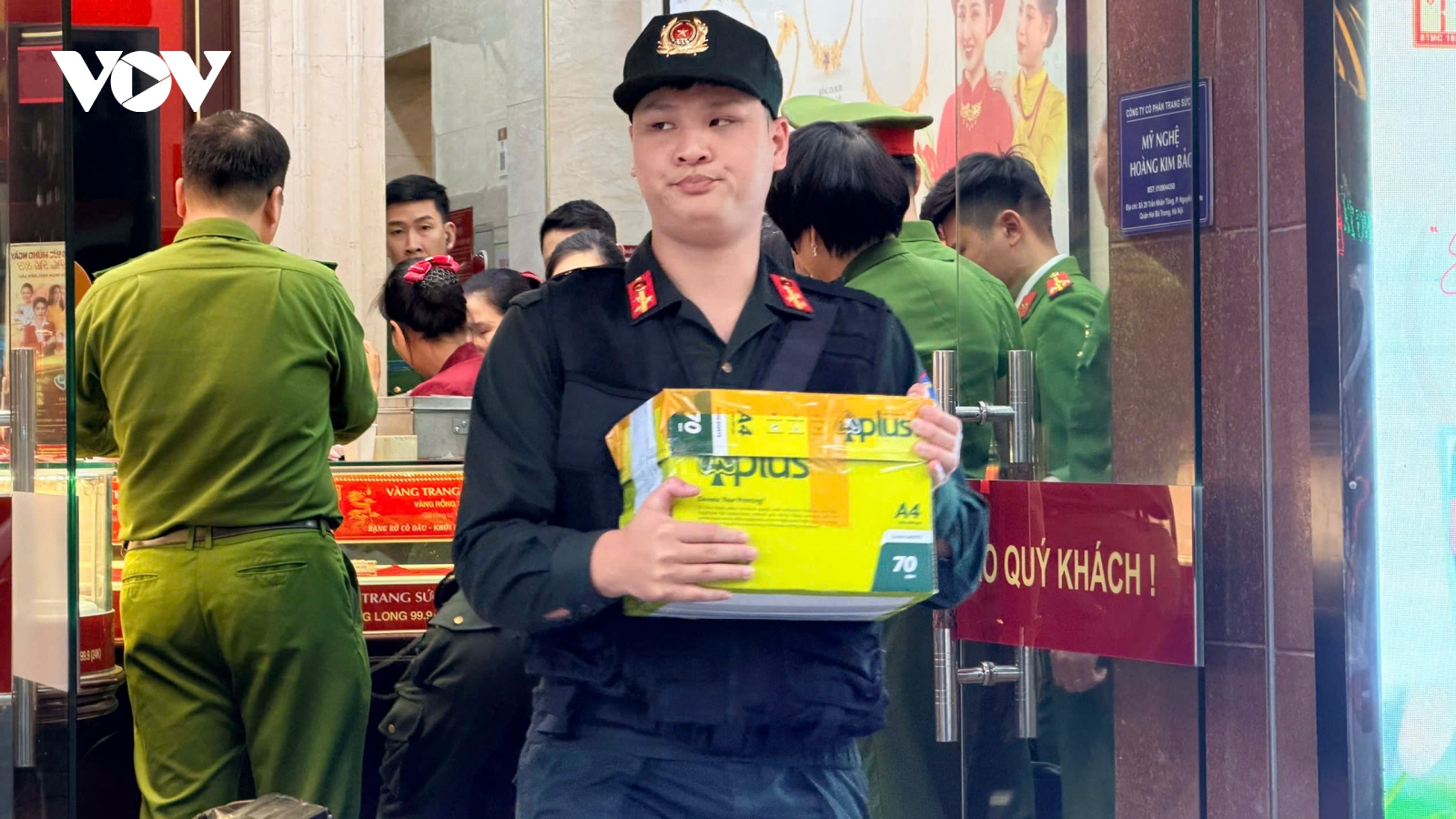 Cận cảnh: Công an có mặt tại trụ sở Bảo Tín Minh Châu chuyển ra nhiều thùng tài liệu