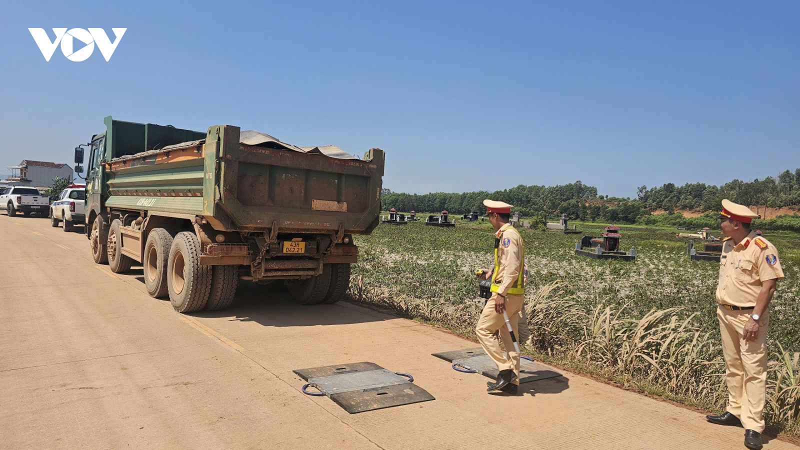 Xe chở vật liệu gây mất an toàn trên đường quê Quảng Ngãi