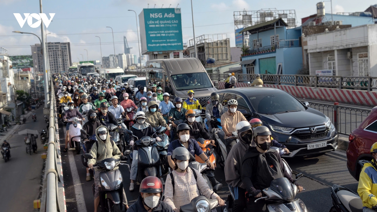 Tai nạn trên cầu Kênh Tẻ khiến tài xế tử vong, cửa ngõ TP.HCM kẹt cứng