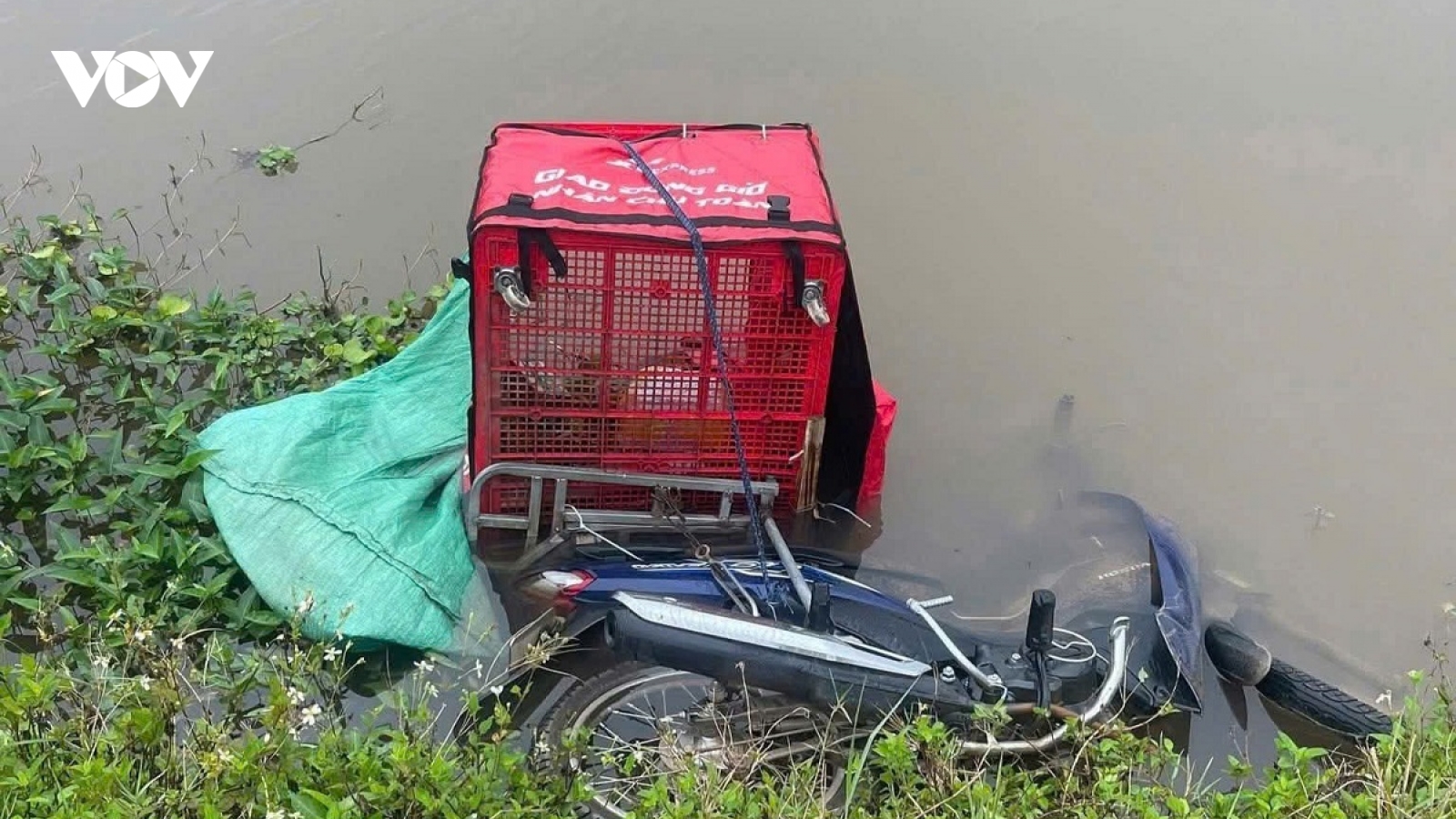 Phát hiện thi thể nam shipper dưới sông tại xã Quang Thiện, Ninh Bình