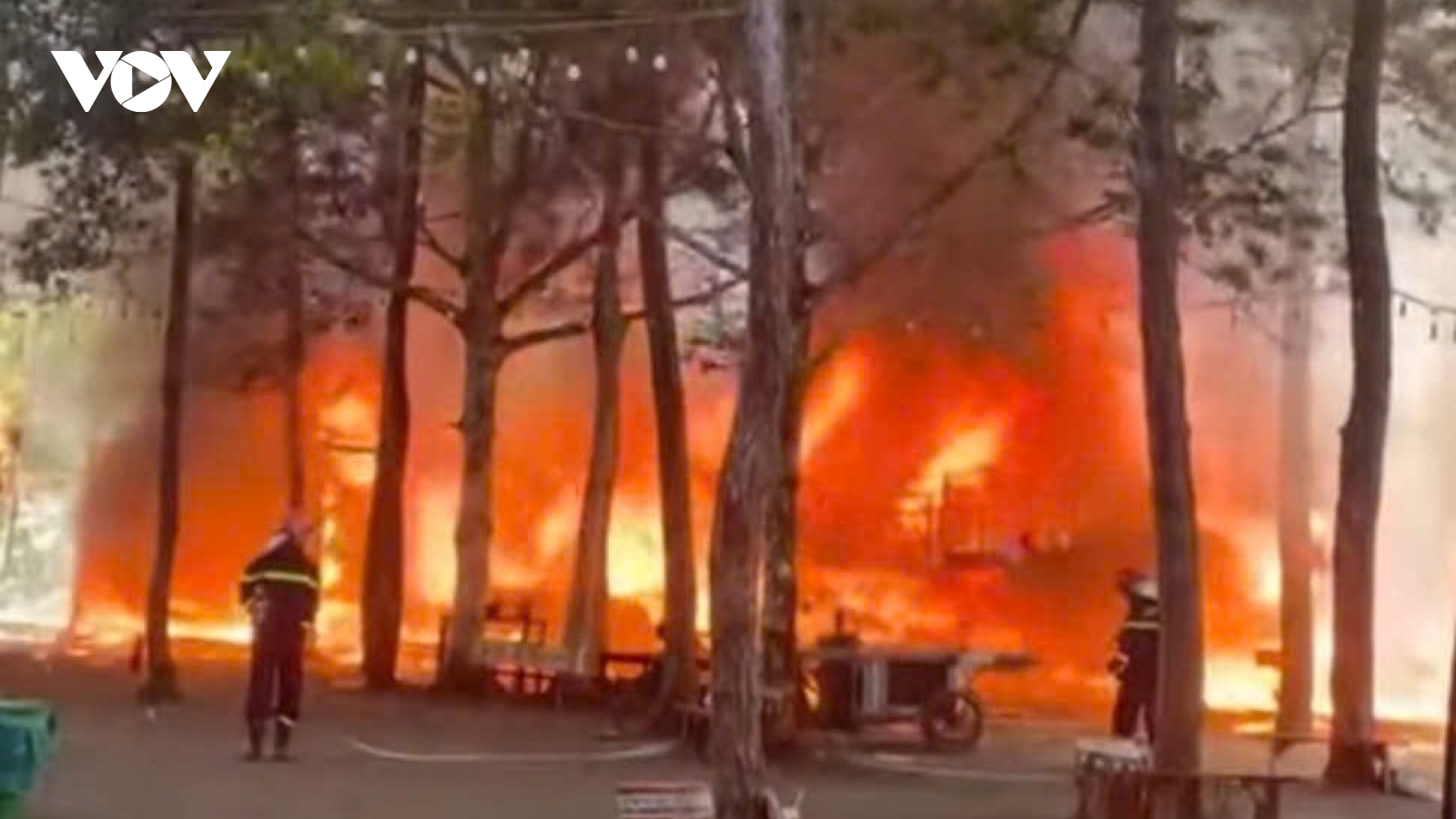 Cháy tại phố đêm Măng Đen, 4 gian hàng bị thiêu rụi