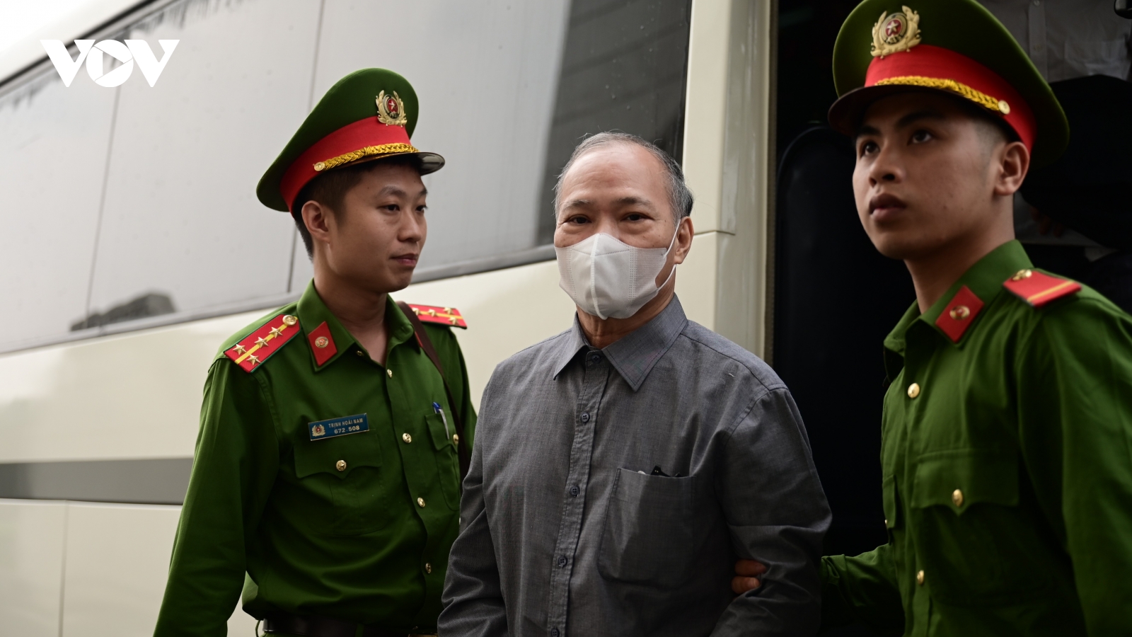 Dẫn giải cựu Thứ trưởng Hoàng Văn Thắng hầu tòa với cáo buộc nhận hối lộ