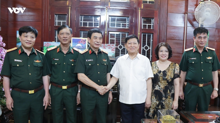 Đại tướng Phan Văn Giang thăm hỏi các đồng chí nguyên Bộ trưởng Bộ Quốc phòng